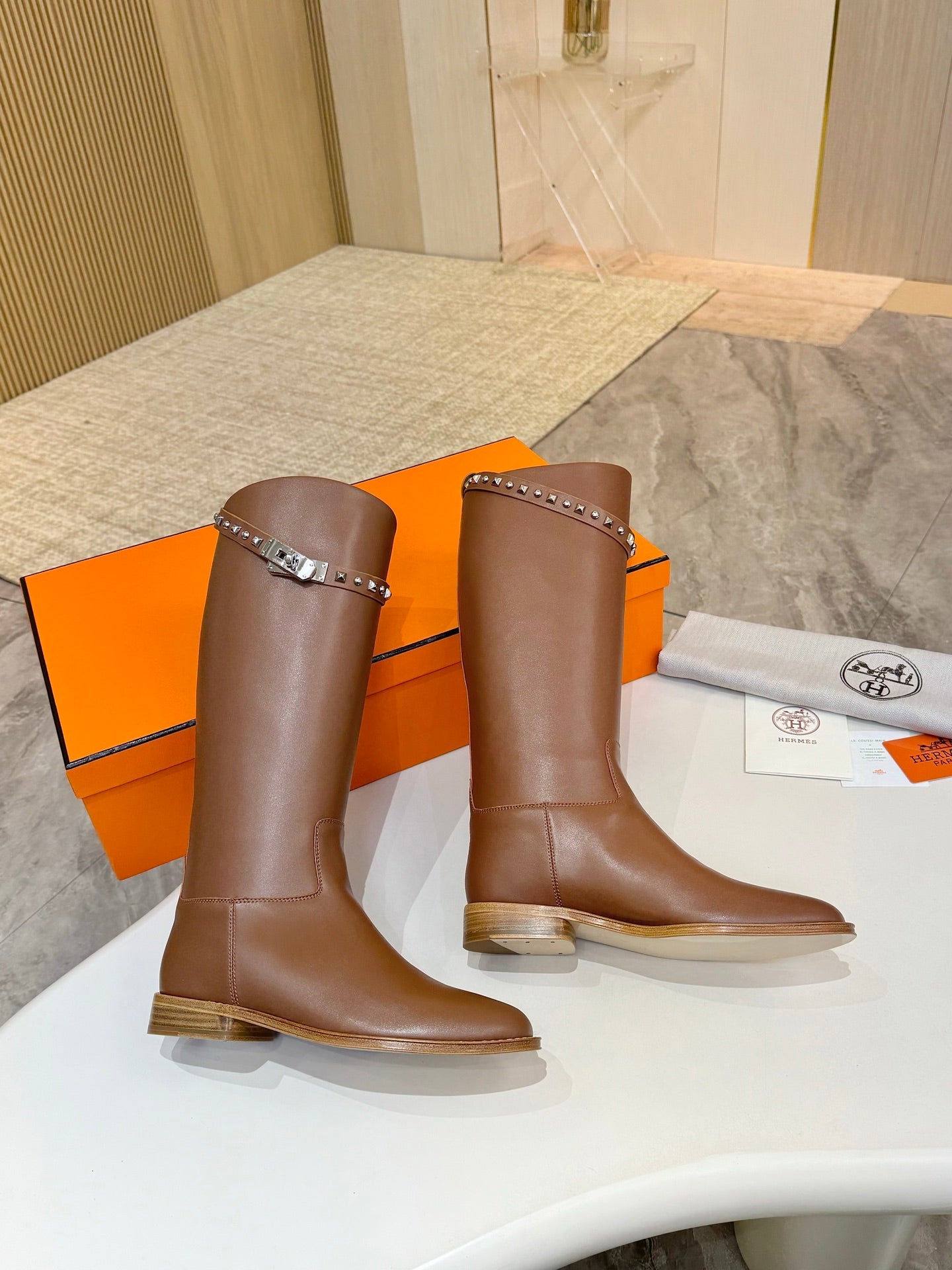 HM 25S KNEE-HIGH FLAT BOOTS IN BROWN LAMBSKIN WITH SILVER HARDWARE