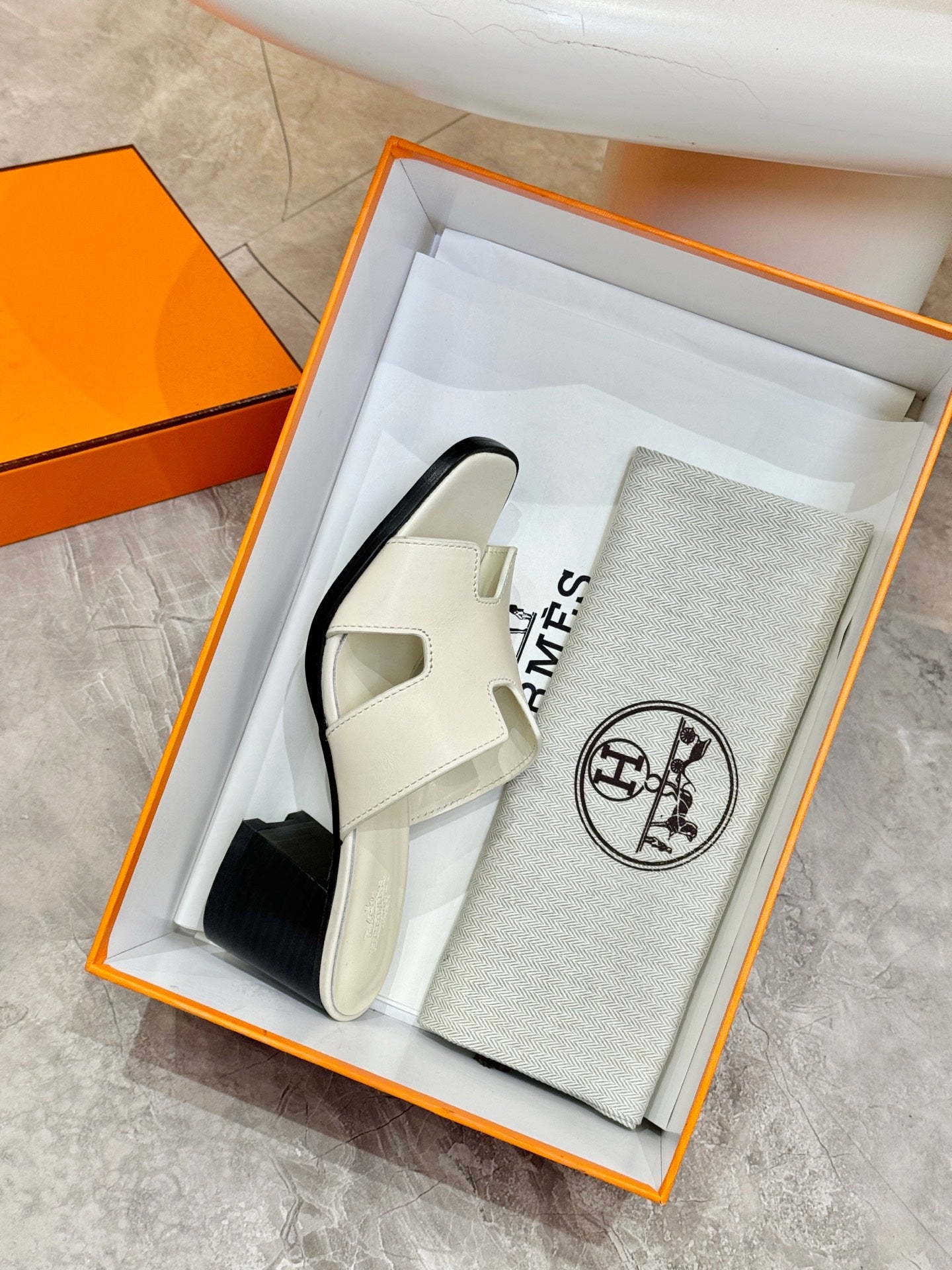 HM 26S HELIA SANDAL 70MM IN IVORY WHITE CALFSKIN