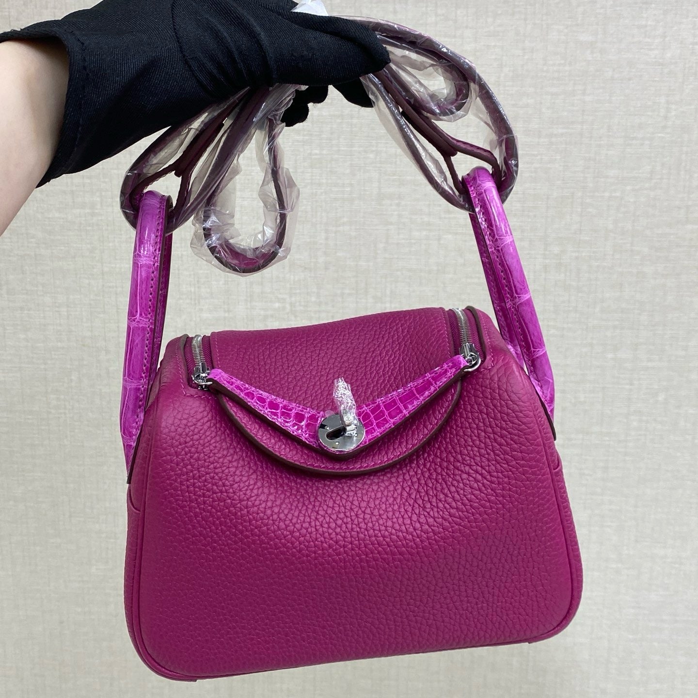 HM 25S MINI LINDY 19 CM IN DARK PINK COWHIDE WITH CROCODILE HANDLE AND SILVER HARDWARE
