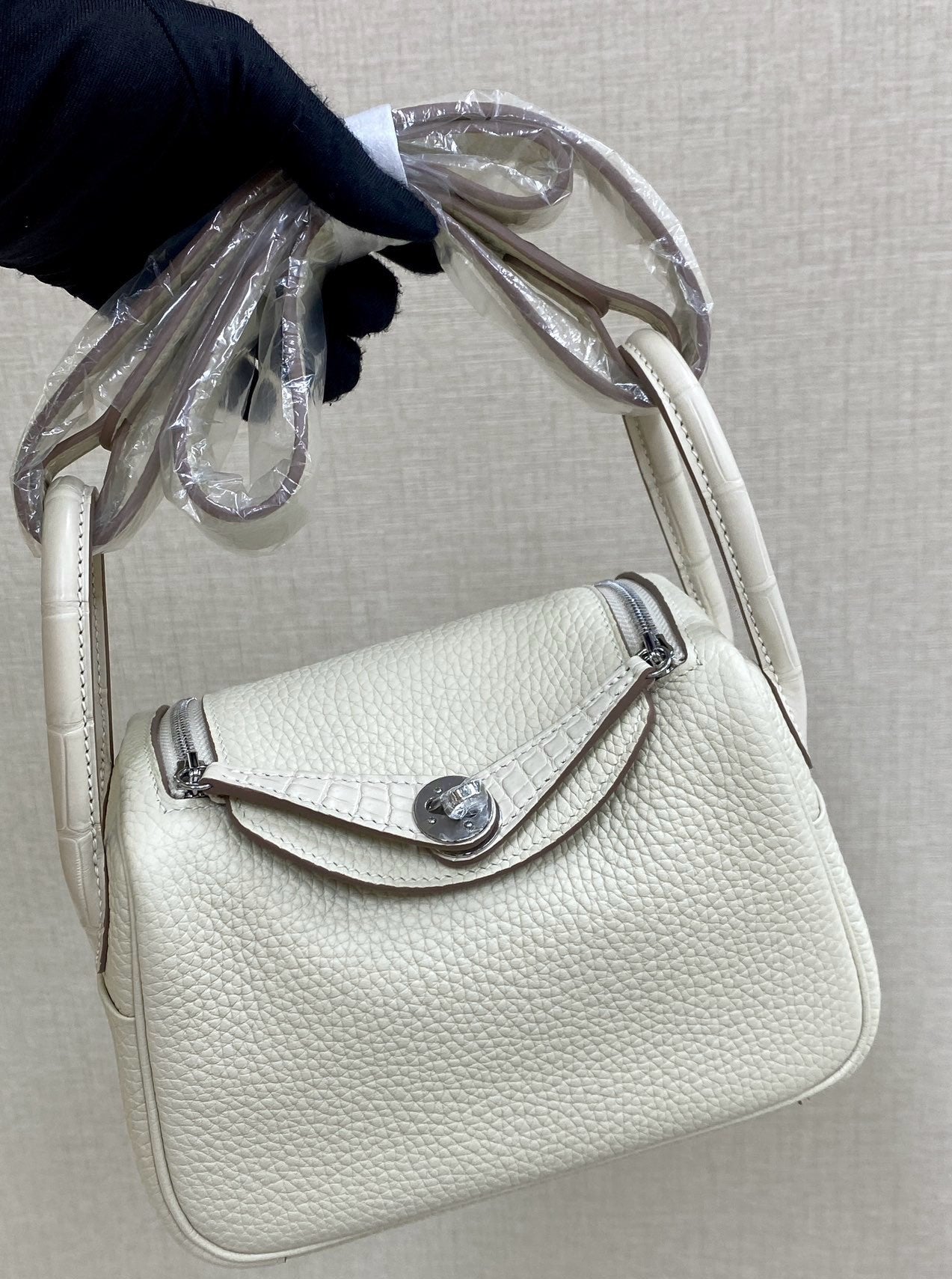 HM 25S MINI LINDY 19 CM IN CREAM WHITE COWHIDE WITH CROCODILE HANDLE AND SILVER HARDWARE