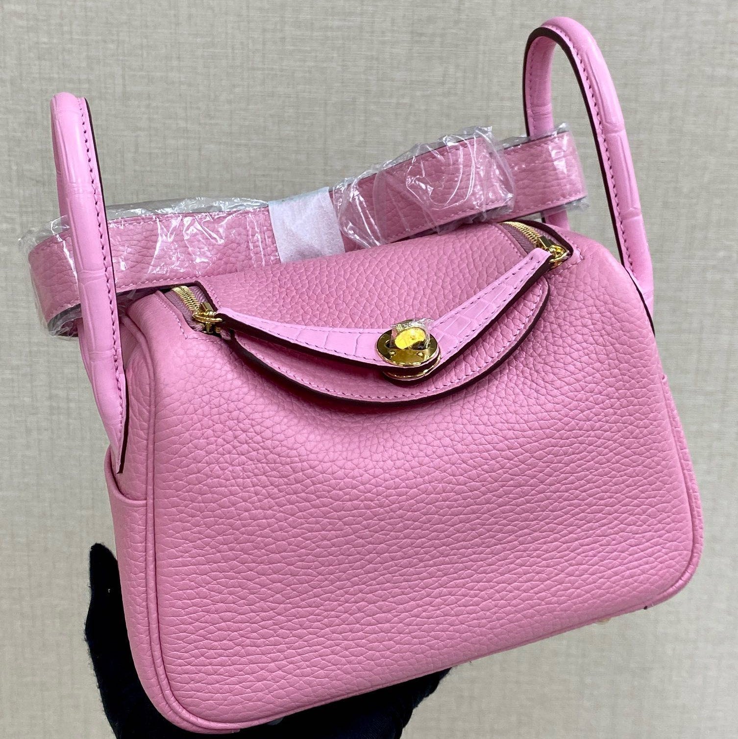 HM 25S MINI LINDY 19 CM IN PINK COWHIDE WITH CROCODILE HANDLE AND GOLD HARDWARE