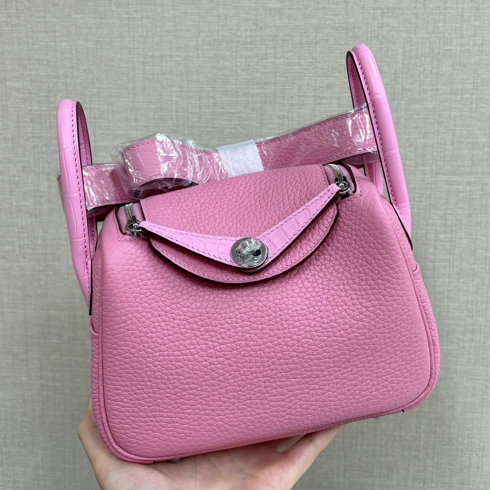 HM 25S MINI LINDY 19 CM IN PINK COWHIDE WITH CROCODILE HANDLE AND SILVER HARDWARE