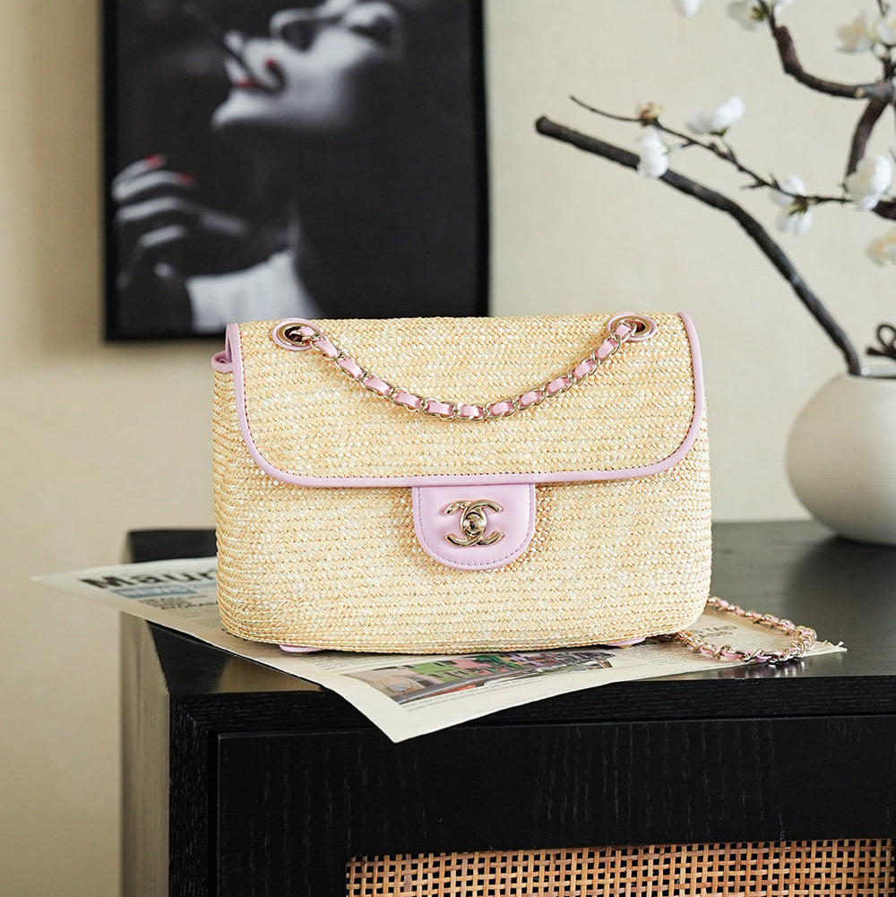 CHANEL 26S CLASSIC FLAP MEDIUM 23 IN NATURAL RAFFIA AND LIGHT PURPLE CALFSKIN GOLD HARDWARE