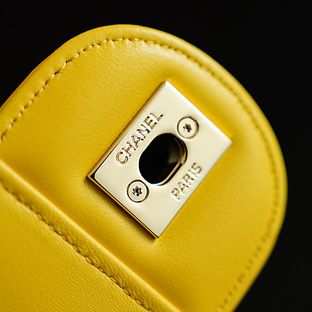 CHANEL 26S CLASSIC FLAP MEDIUM 23 IN NATURAL RAFFIA AND YELLOW CALFSKIN GOLD HARDWARE