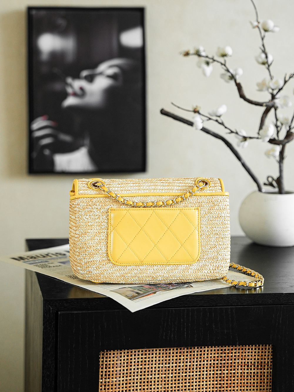CHANEL 26S CLASSIC FLAP MEDIUM 23 IN NATURAL RAFFIA AND YELLOW CALFSKIN GOLD HARDWARE