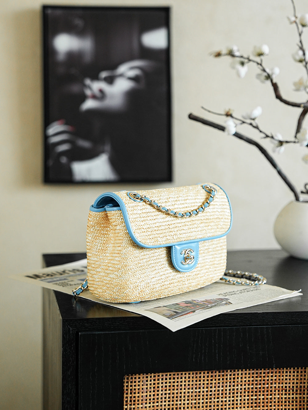 CHANEL 26S CLASSIC FLAP MEDIUM 23 IN NATURAL RAFFIA AND LIGHT BLUE CALFSKIN GOLD HARDWARE