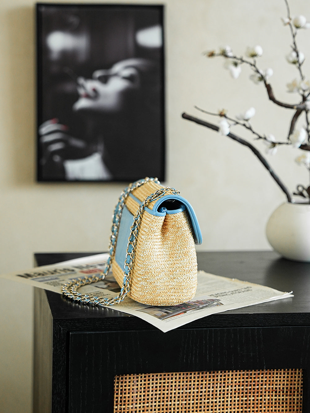 CHANEL 26S CLASSIC FLAP MEDIUM 23 IN NATURAL RAFFIA AND LIGHT BLUE CALFSKIN GOLD HARDWARE