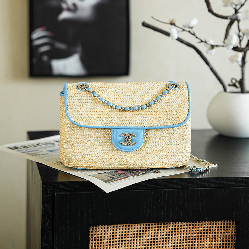 CHANEL 26S CLASSIC FLAP MEDIUM 23 IN NATURAL RAFFIA AND LIGHT BLUE CALFSKIN GOLD HARDWARE