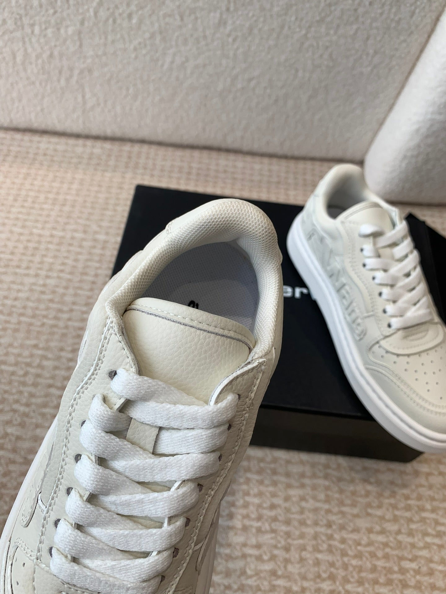 SNEAKER WITH LOGO IN BEIGE PUFF PEBBLE LEATHER