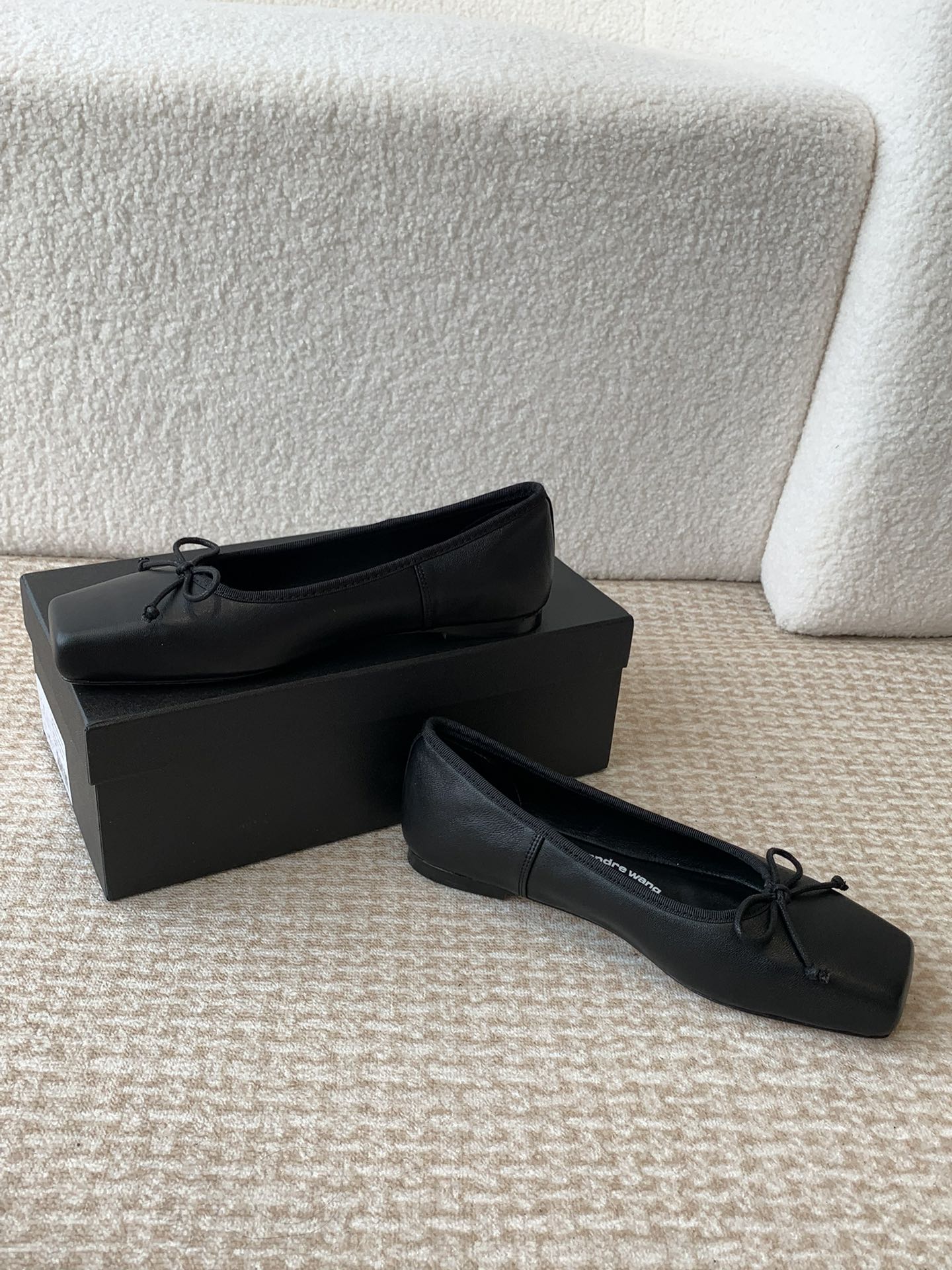 SQUARE-TOE BALLET FLAT IN BLACK LAMBSKIN WITH BOW