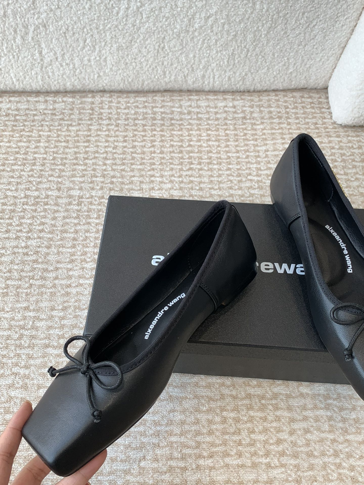 SQUARE-TOE BALLET FLAT IN BLACK LAMBSKIN WITH BOW