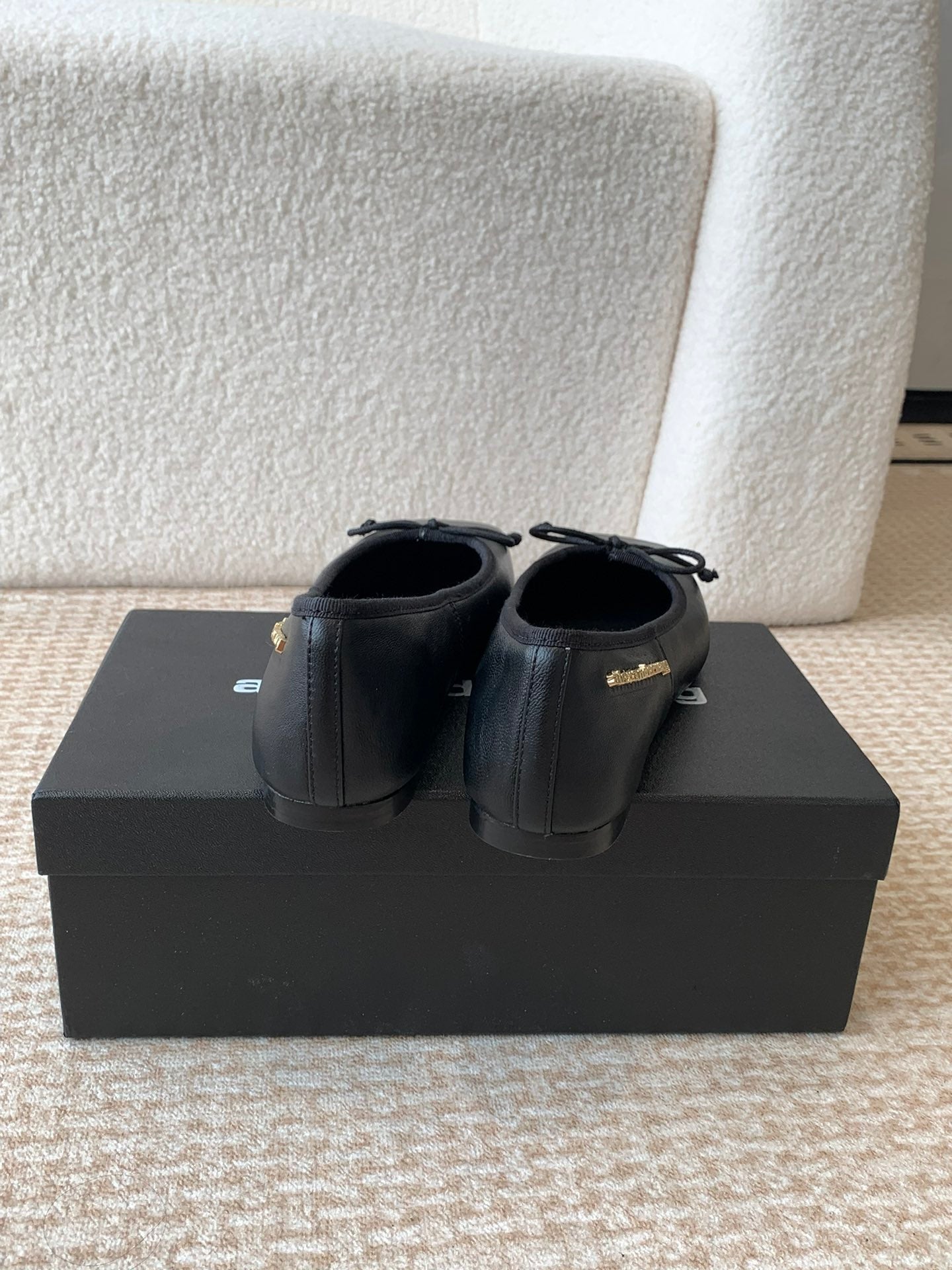 SQUARE-TOE BALLET FLAT IN BLACK LAMBSKIN WITH BOW
