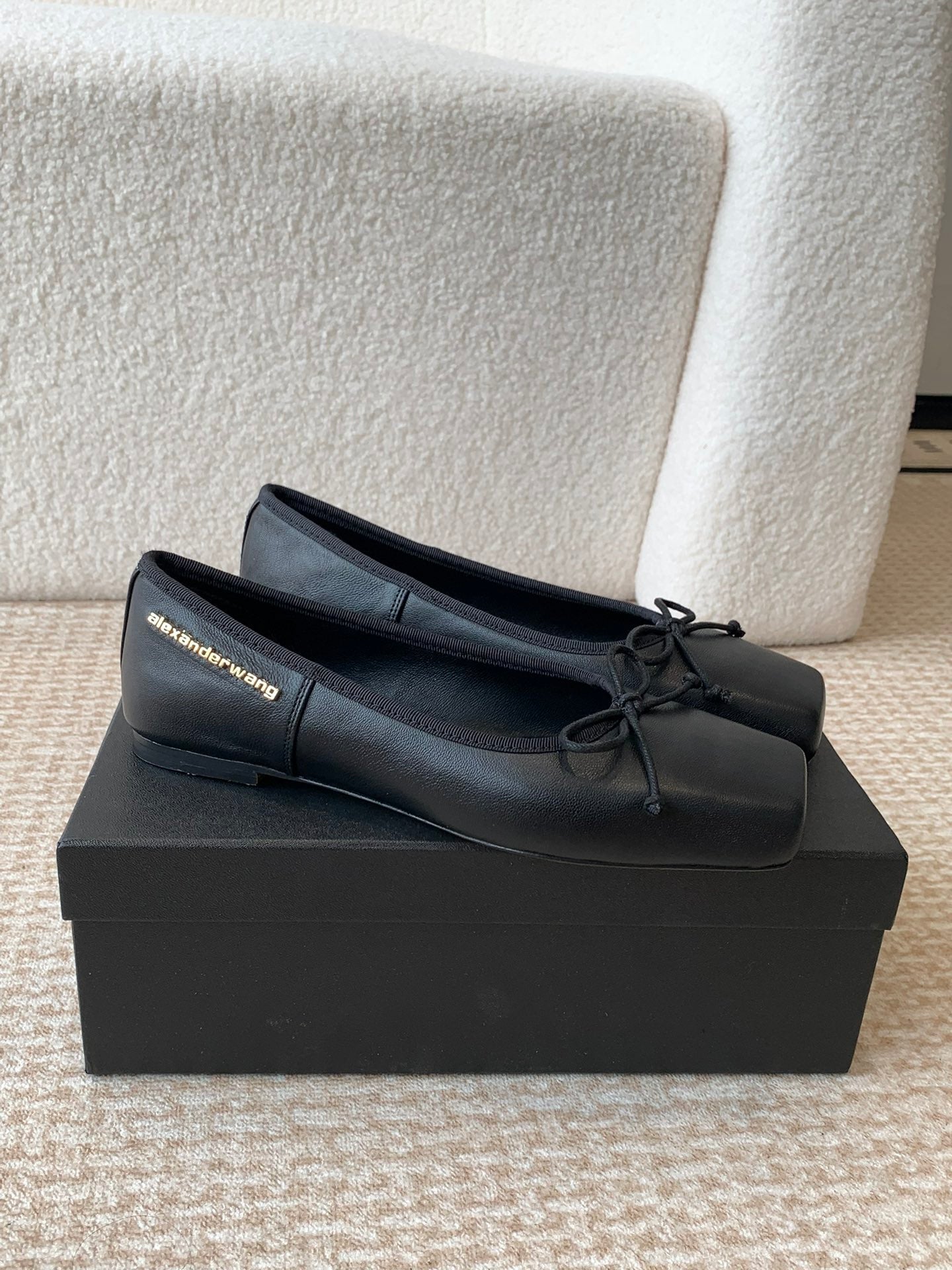 SQUARE-TOE BALLET FLAT IN BLACK LAMBSKIN WITH BOW