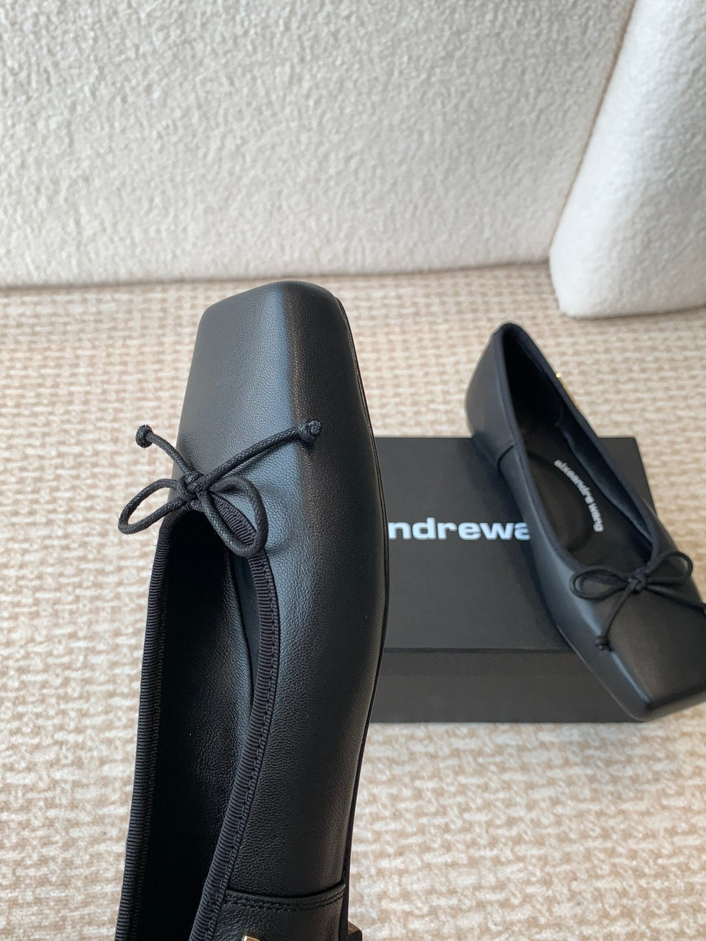 SQUARE-TOE BALLET FLAT IN BLACK LAMBSKIN WITH BOW