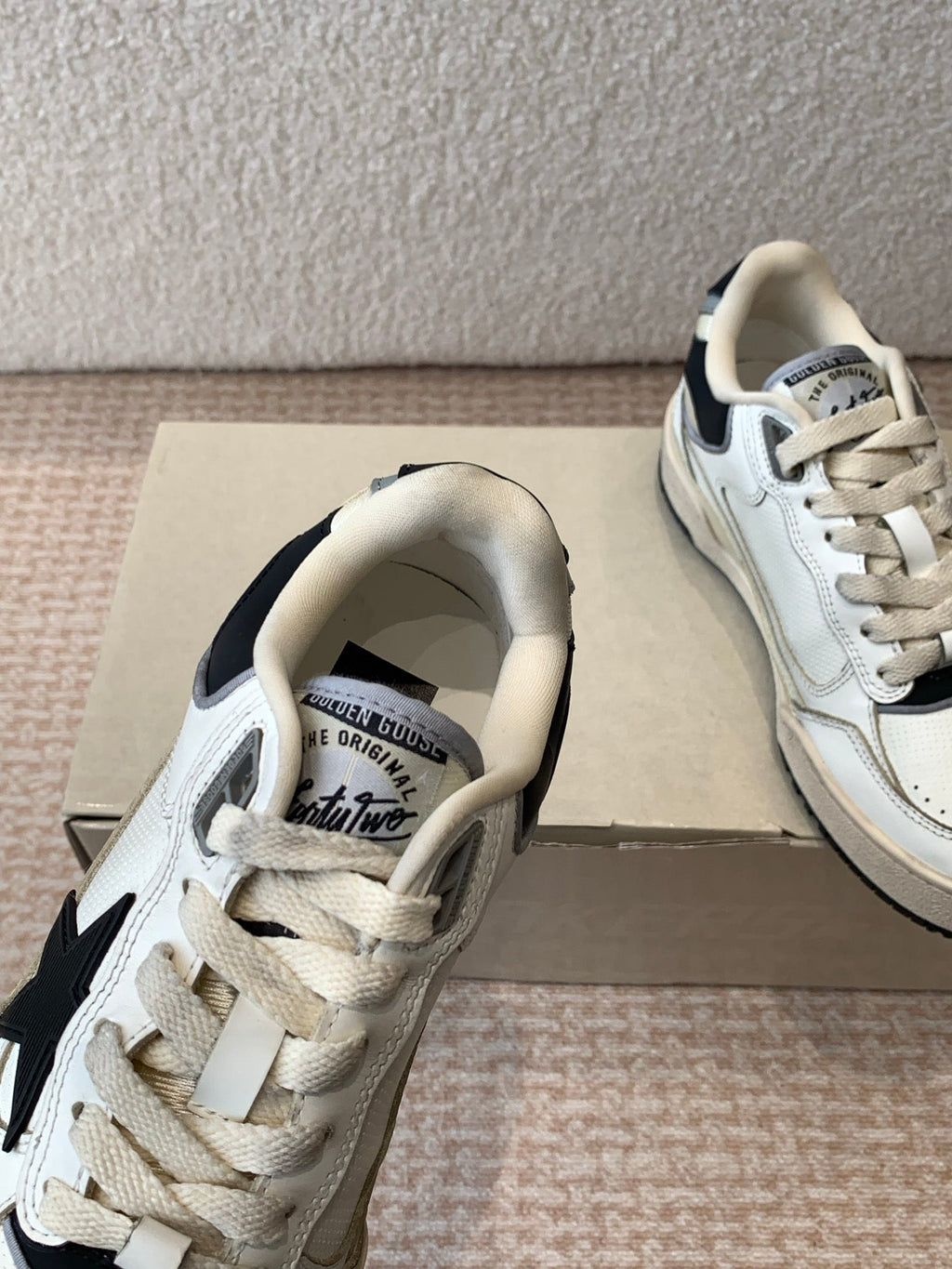 FORTY2 SNEAKERS WITH BLACK STAR AND WHITE LEATHER HEEL TAB