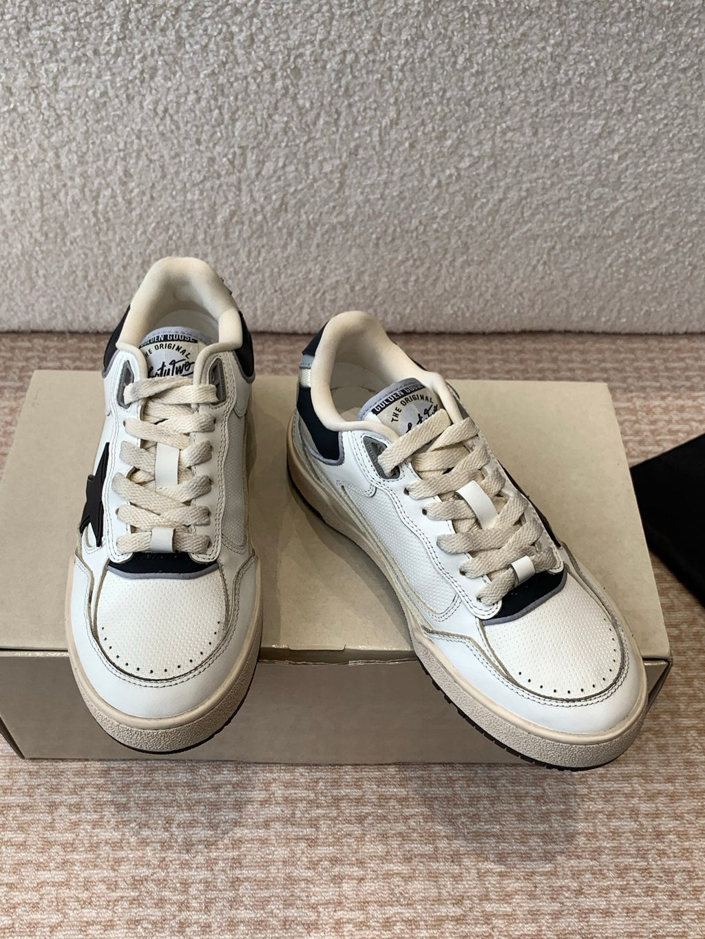 FORTY2 SNEAKERS WITH BLACK STAR AND WHITE LEATHER HEEL TAB