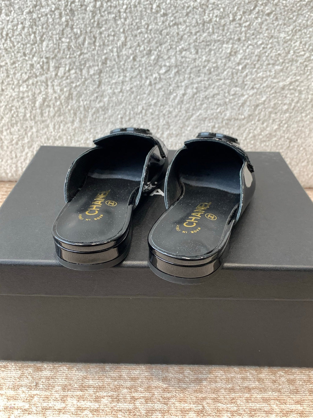 FLAT MULES IN BLACK PATENT CALFSKIN