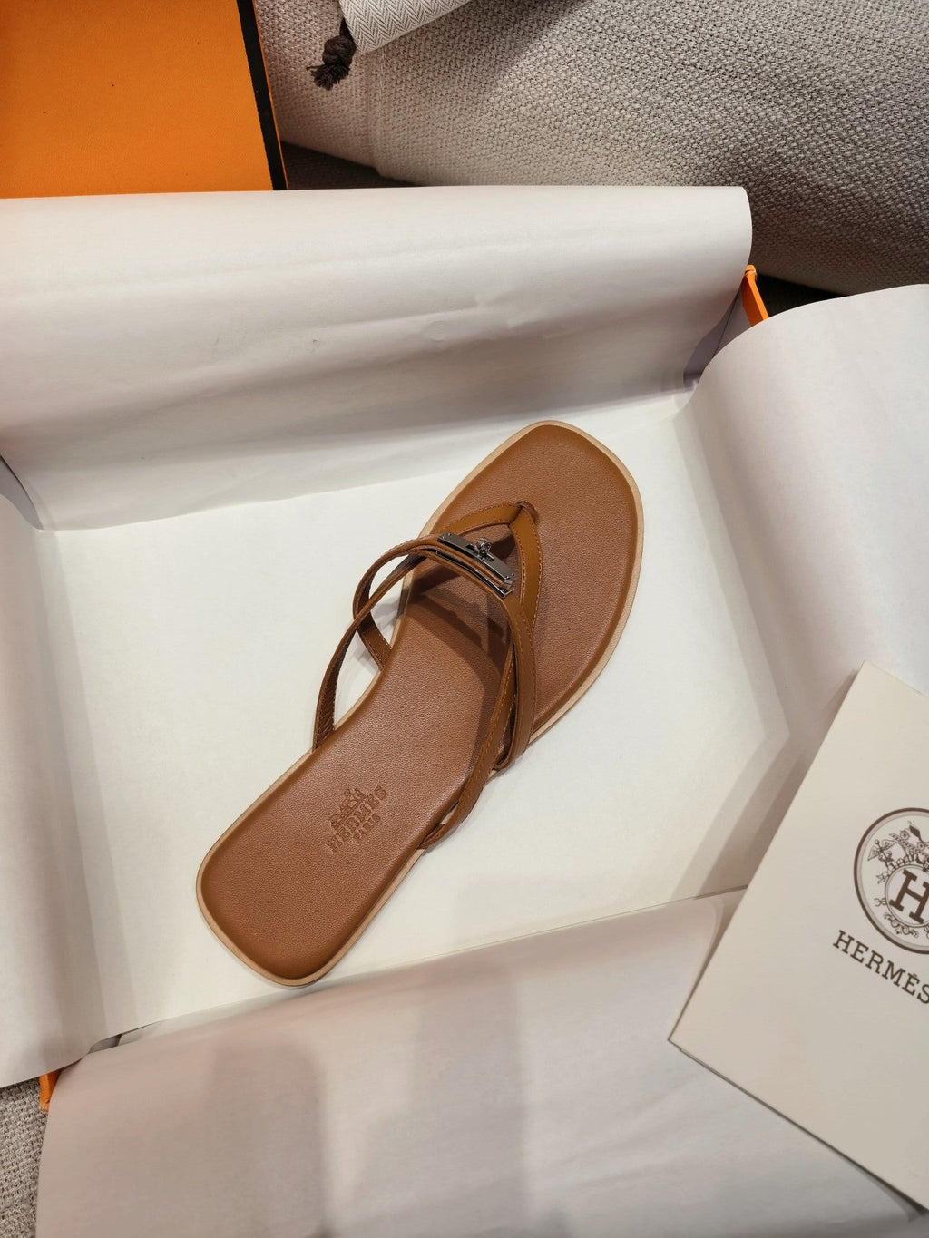 HM 26S KELLY BUCKLE THONG SANDALS IN CARAMEL BROWN CALFSKIN SILVER HARDWARE