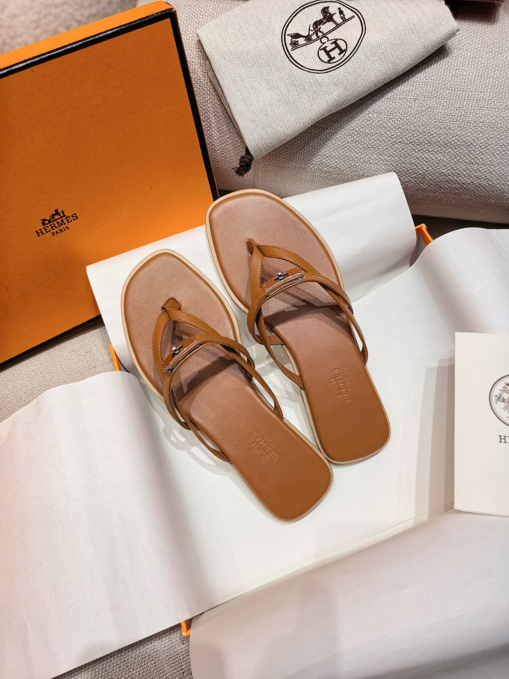 HM 26S KELLY BUCKLE THONG SANDALS IN CARAMEL BROWN CALFSKIN SILVER HARDWARE