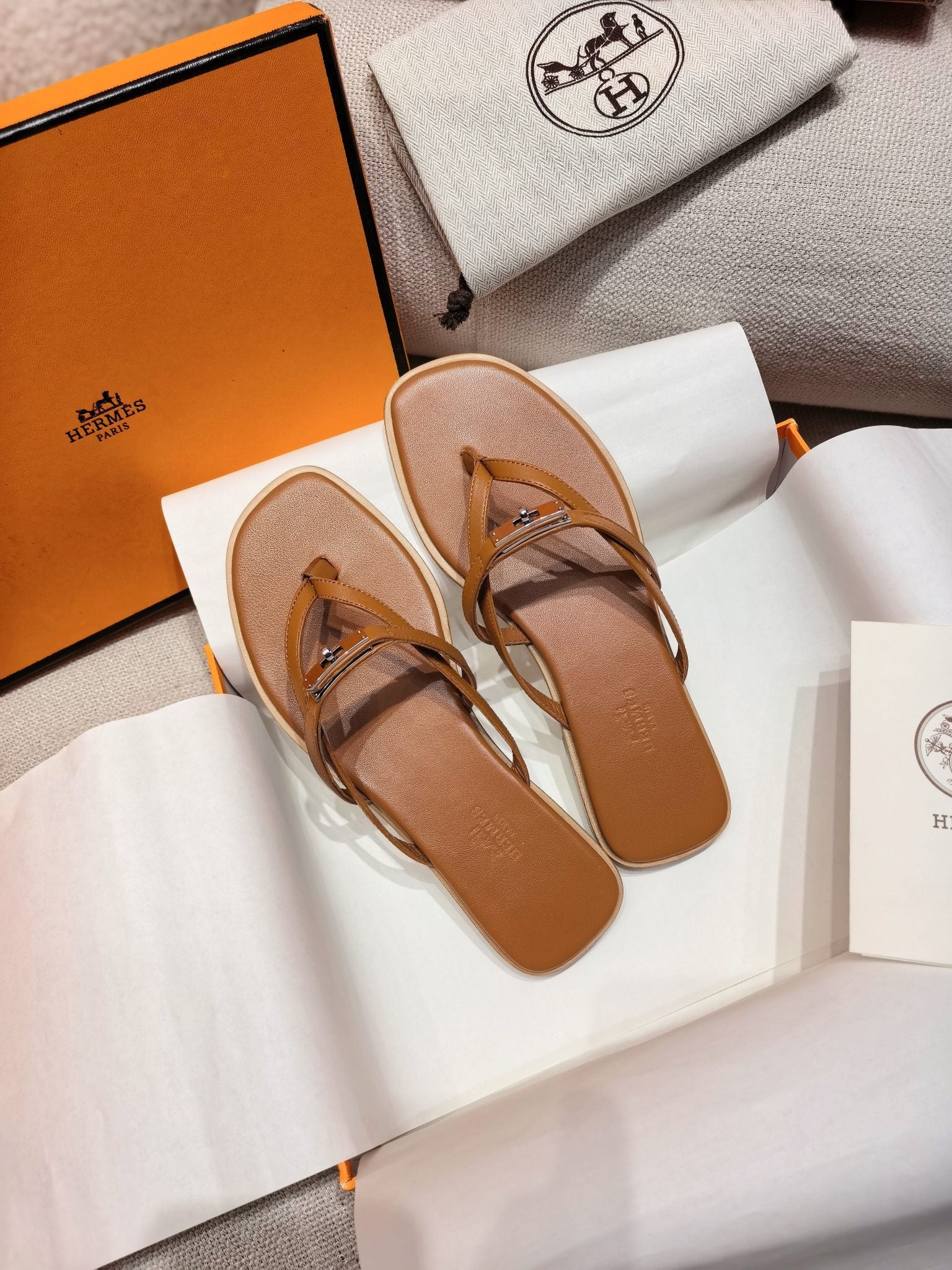 HM 26S KELLY BUCKLE THONG SANDALS IN CARAMEL BROWN CALFSKIN SILVER HARDWARE