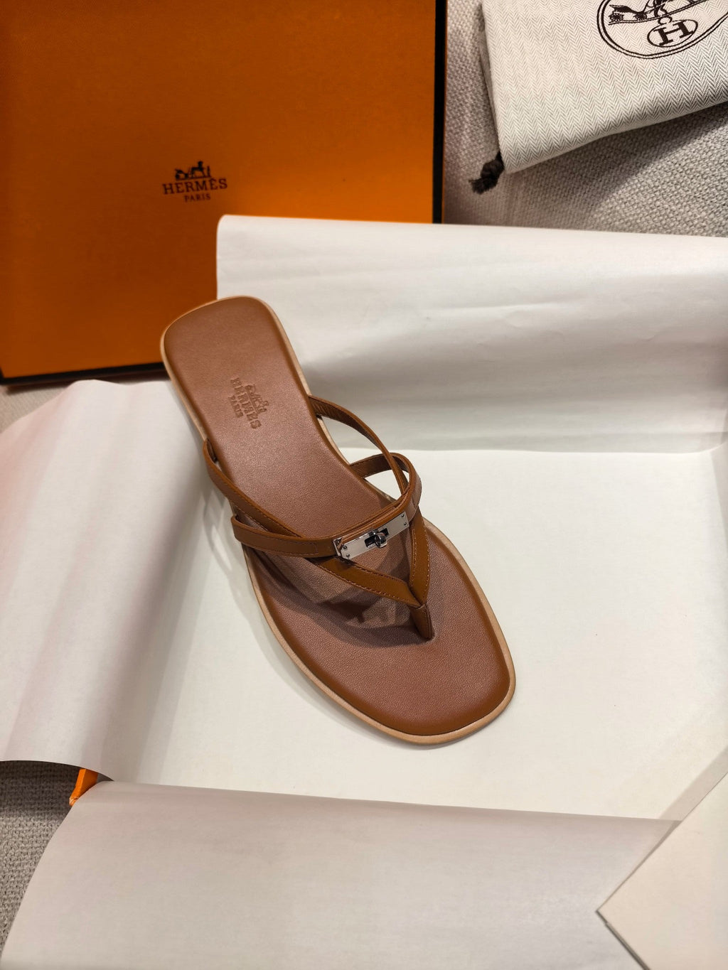 HM 26S KELLY BUCKLE THONG SANDALS IN CARAMEL BROWN CALFSKIN SILVER HARDWARE