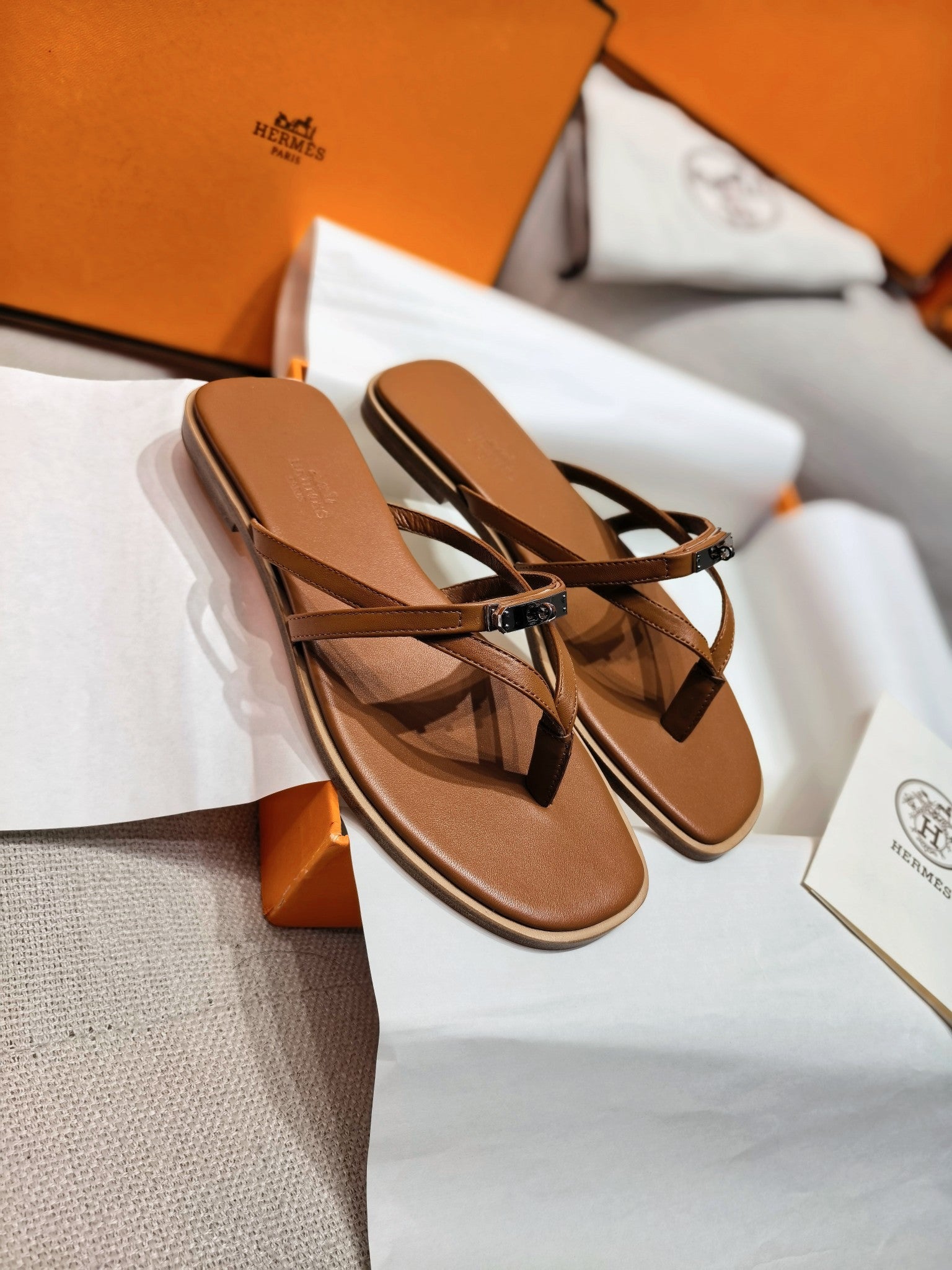 HM 26S KELLY BUCKLE THONG SANDALS IN CARAMEL BROWN CALFSKIN SILVER HARDWARE