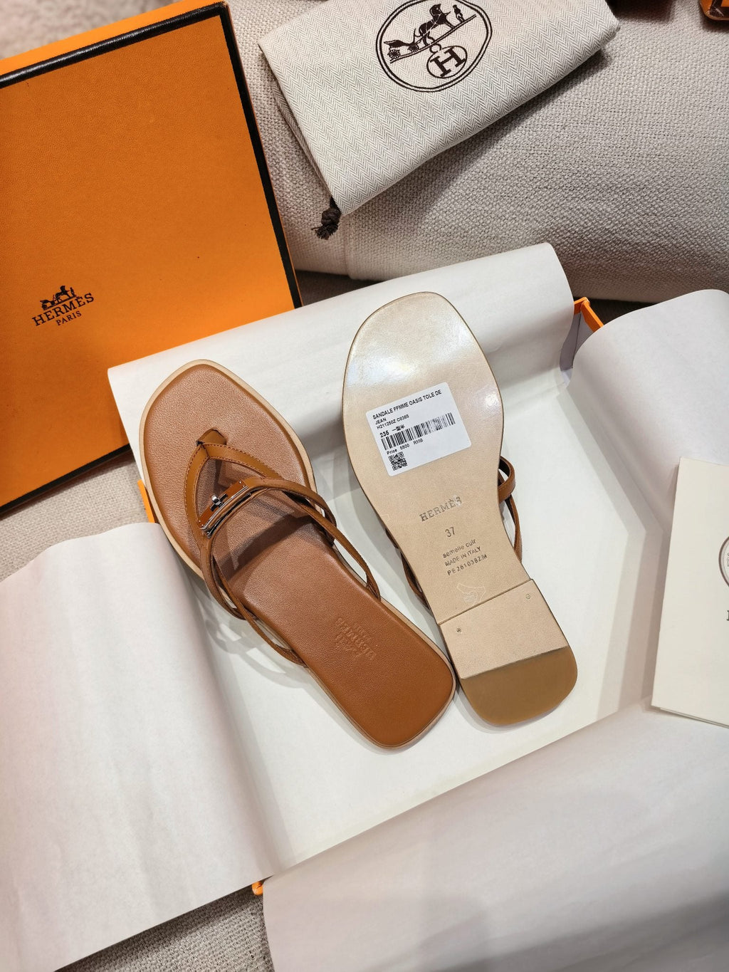 HM 26S KELLY BUCKLE THONG SANDALS IN CARAMEL BROWN CALFSKIN SILVER HARDWARE