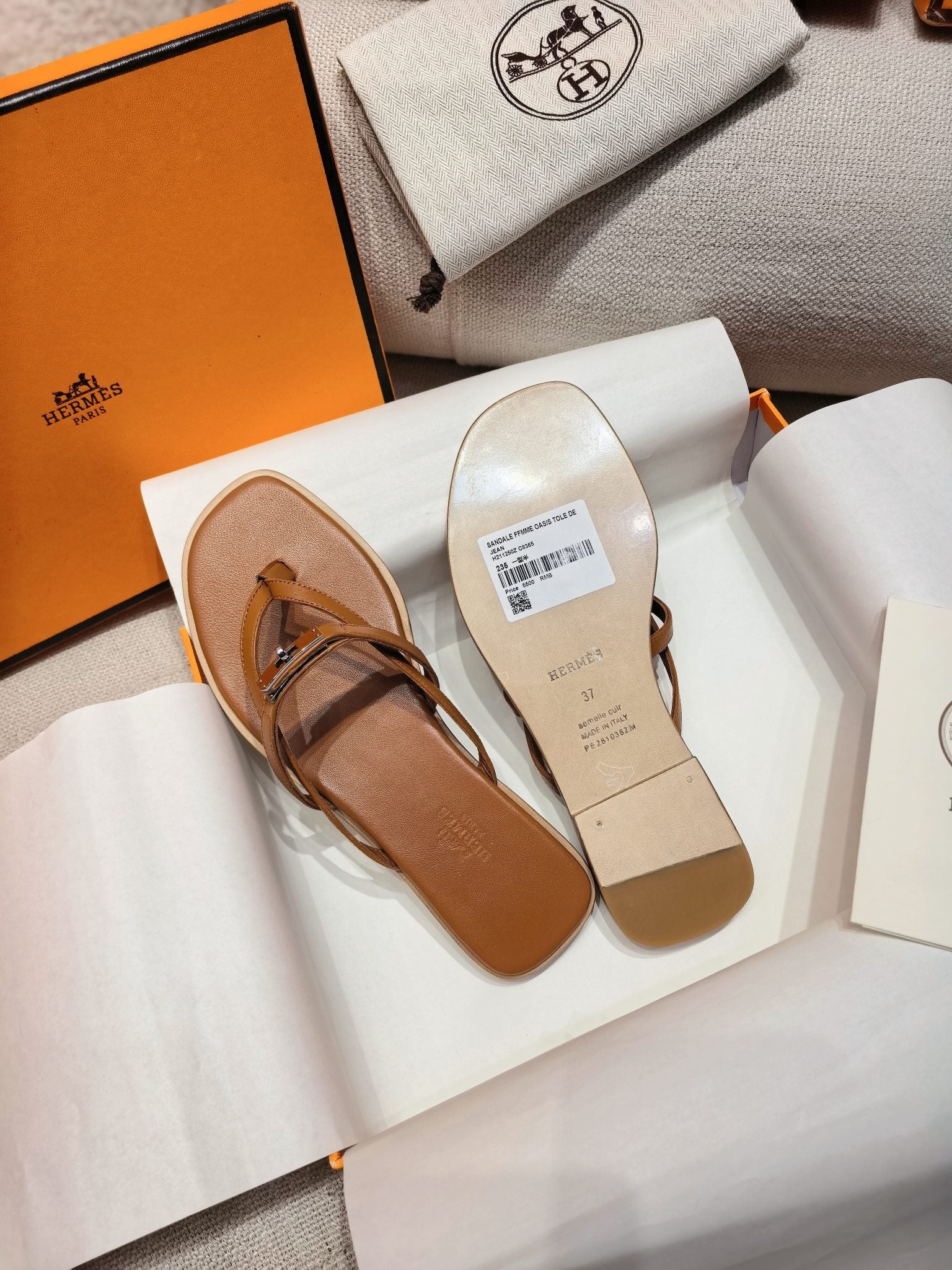 HM 26S KELLY BUCKLE THONG SANDALS IN CARAMEL BROWN CALFSKIN SILVER HARDWARE