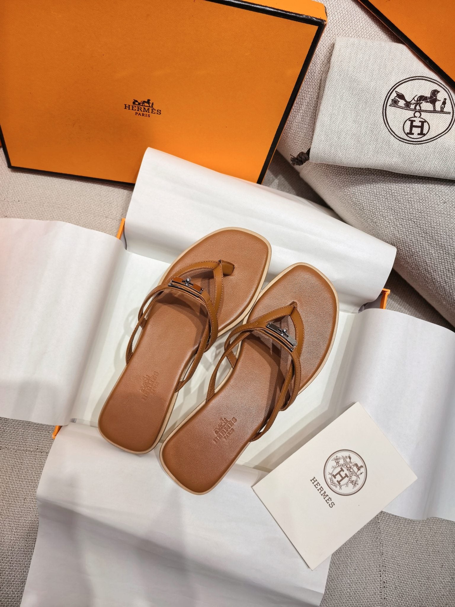 HM 26S KELLY BUCKLE THONG SANDALS IN CARAMEL BROWN CALFSKIN SILVER HARDWARE