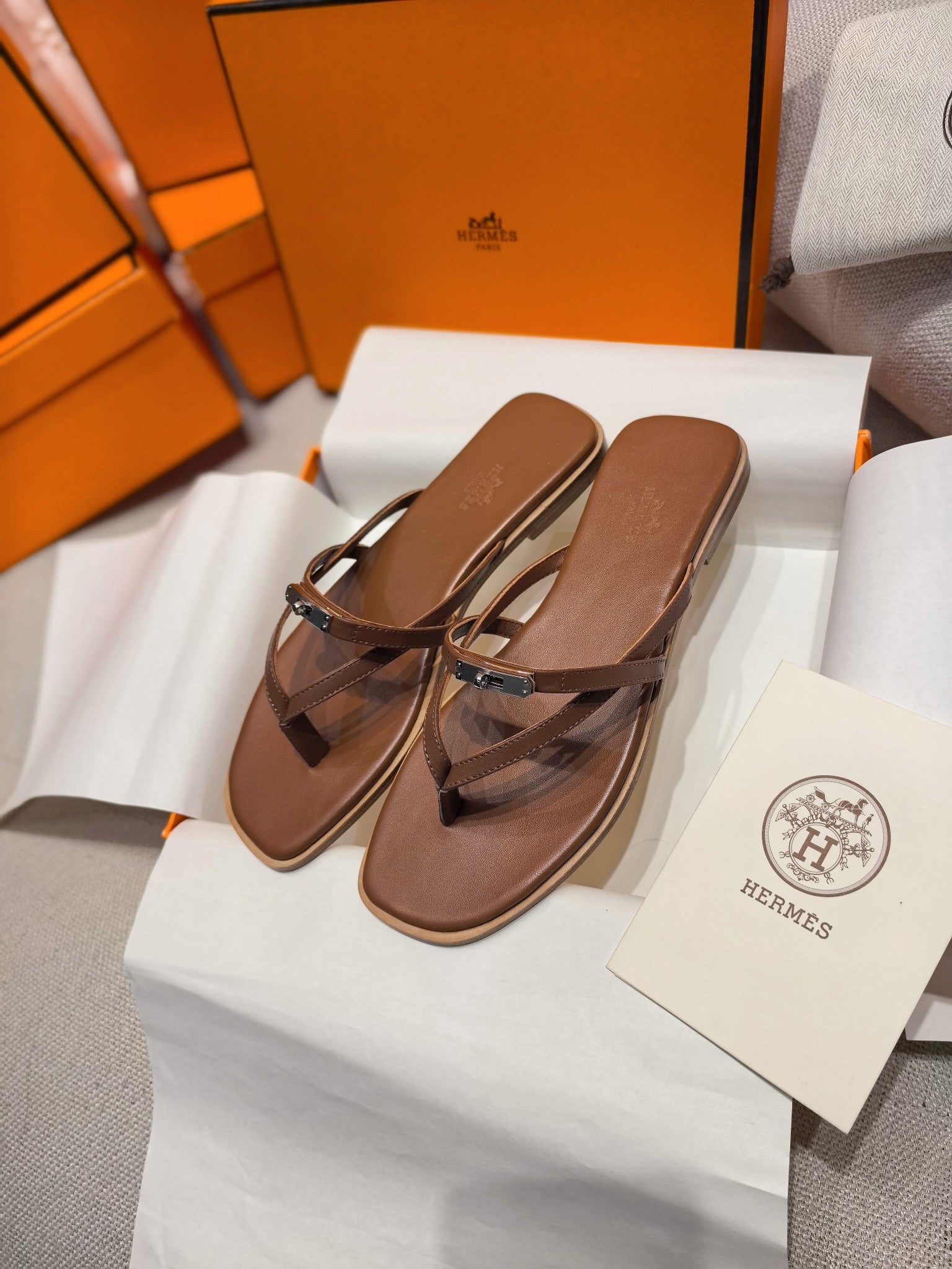 HM 26S KELLY BUCKLE THONG SANDALS IN BROWN CALFSKIN SILVER HARDWARE