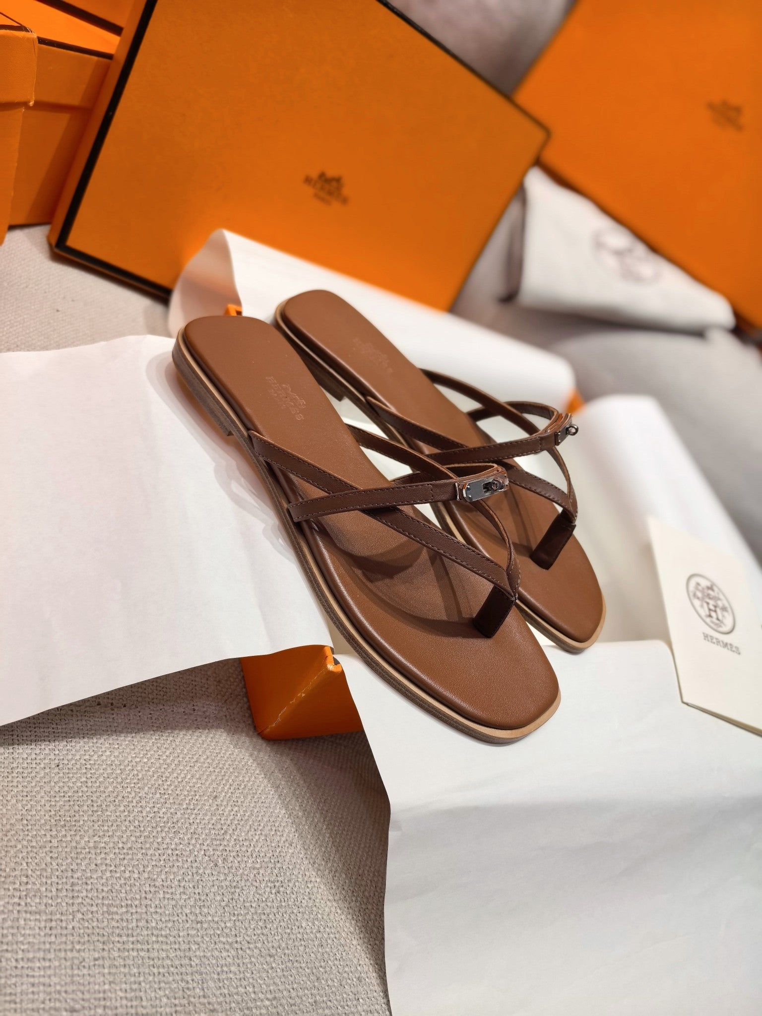 HM 26S KELLY BUCKLE THONG SANDALS IN BROWN CALFSKIN SILVER HARDWARE