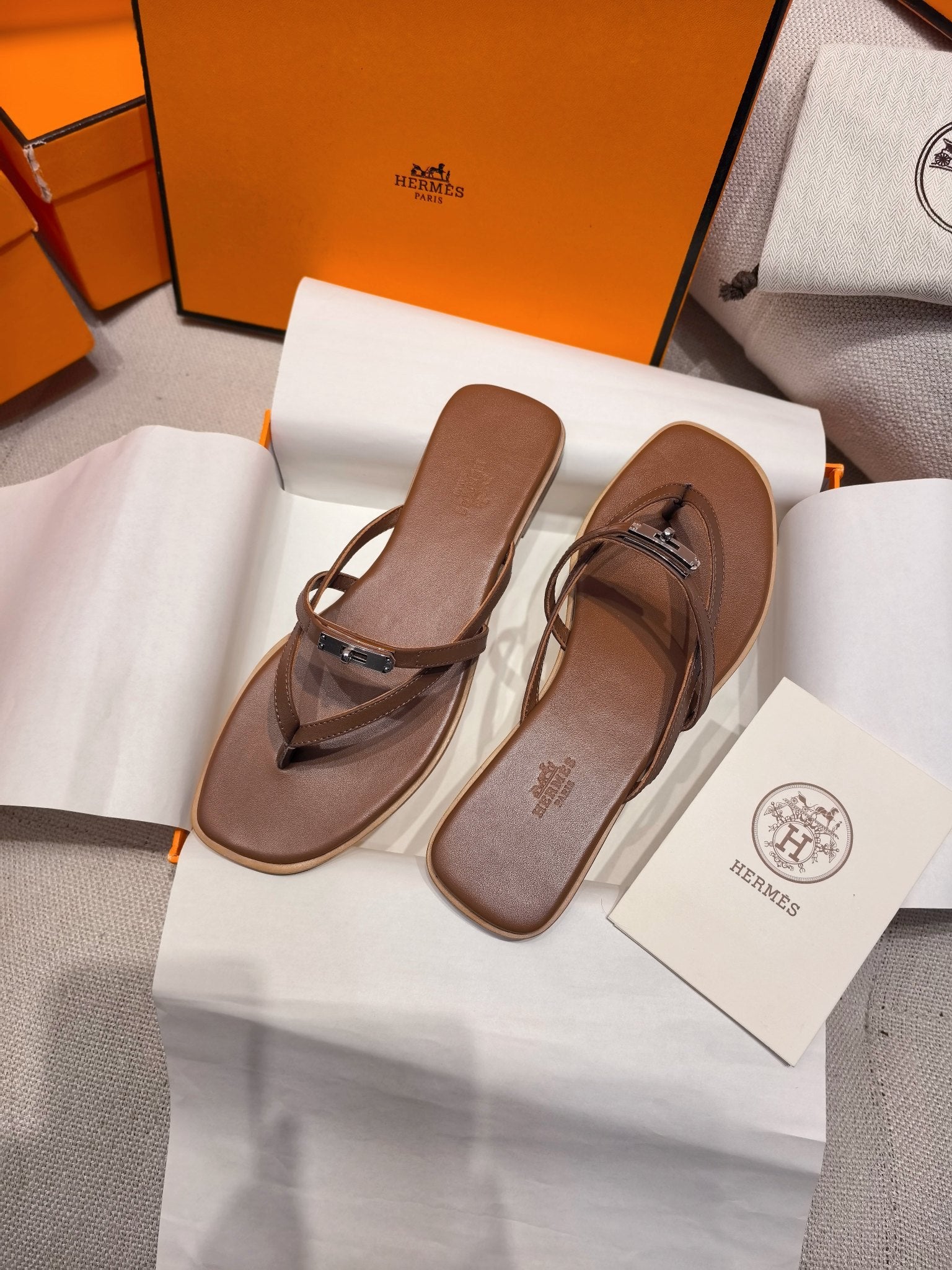 HM 26S KELLY BUCKLE THONG SANDALS IN BROWN CALFSKIN SILVER HARDWARE