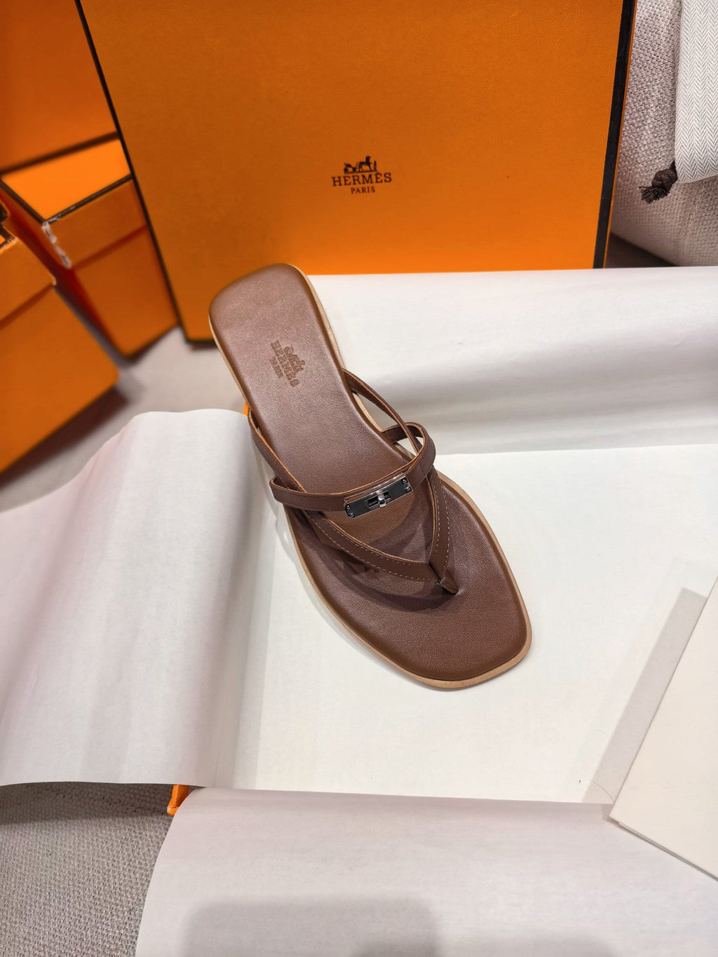 HM 26S KELLY BUCKLE THONG SANDALS IN BROWN CALFSKIN SILVER HARDWARE