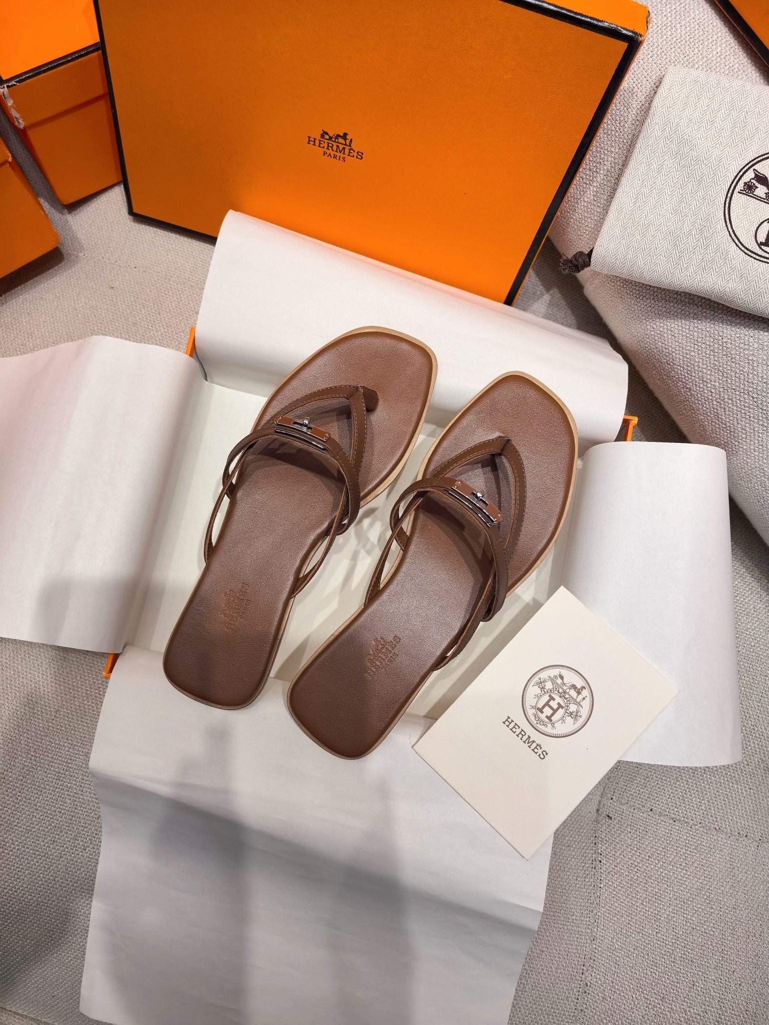HM 26S KELLY BUCKLE THONG SANDALS IN BROWN CALFSKIN SILVER HARDWARE