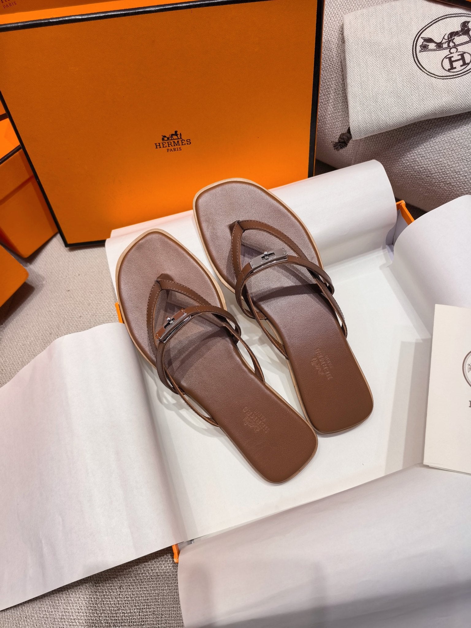 HM 26S KELLY BUCKLE THONG SANDALS IN BROWN CALFSKIN SILVER HARDWARE