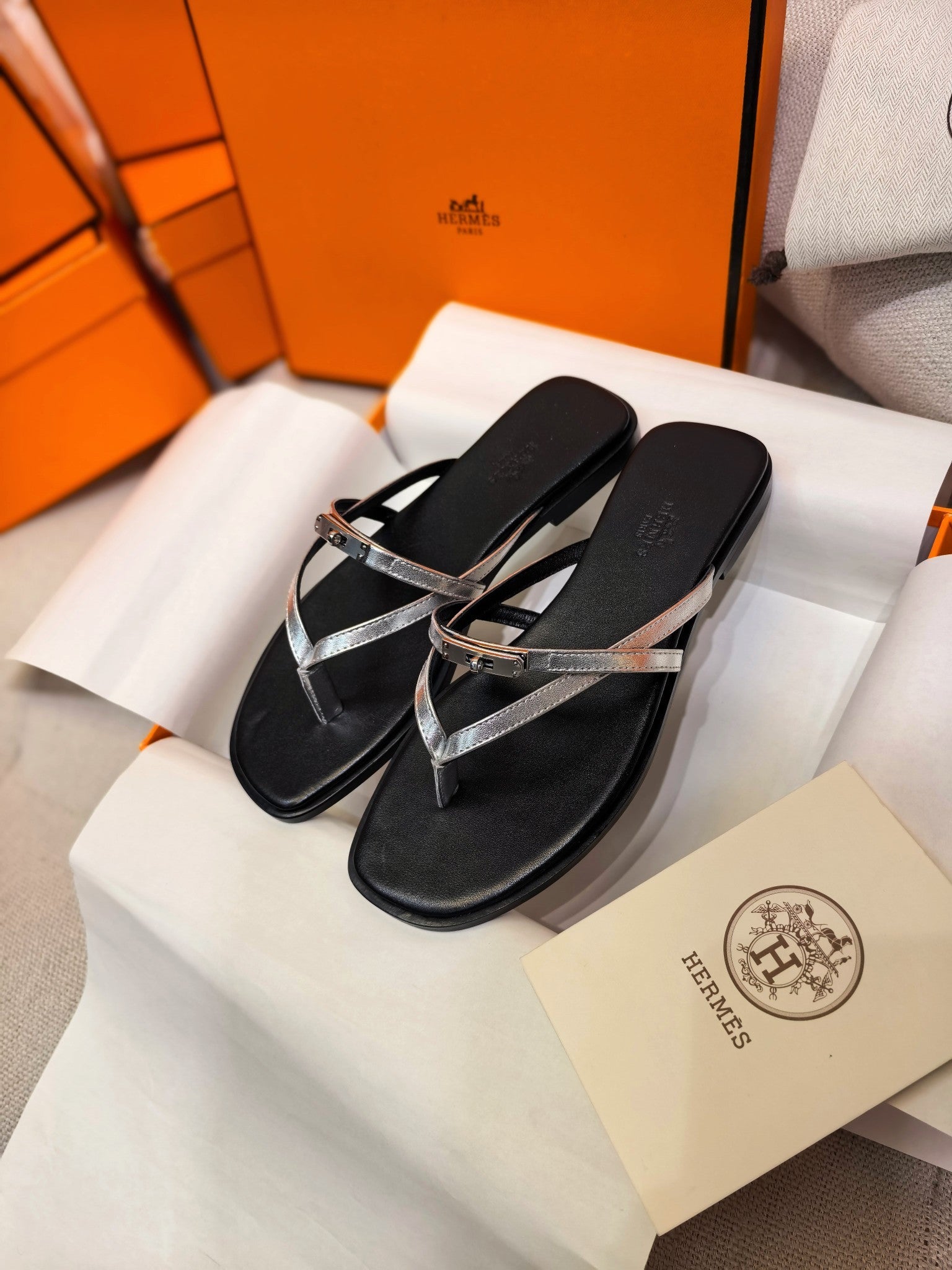HM 26S KELLY BUCKLE THONG SANDALS IN BLACK CALFSKIN SILVER METALLIC STRAP