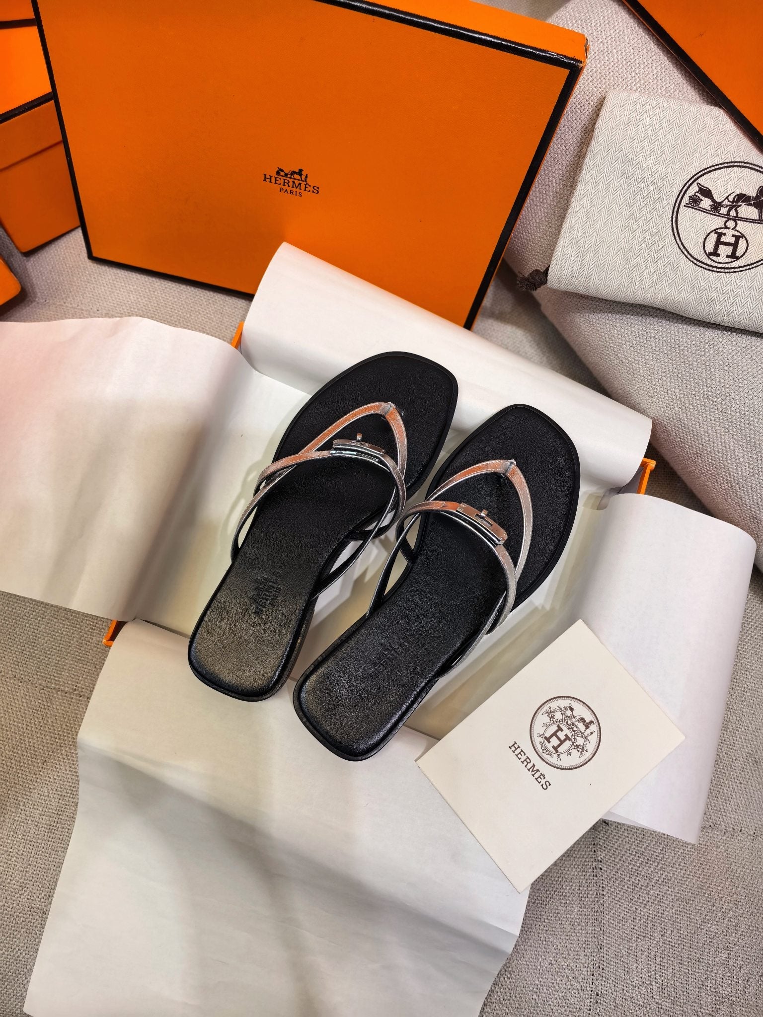 HM 26S KELLY BUCKLE THONG SANDALS IN BLACK CALFSKIN SILVER METALLIC STRAP