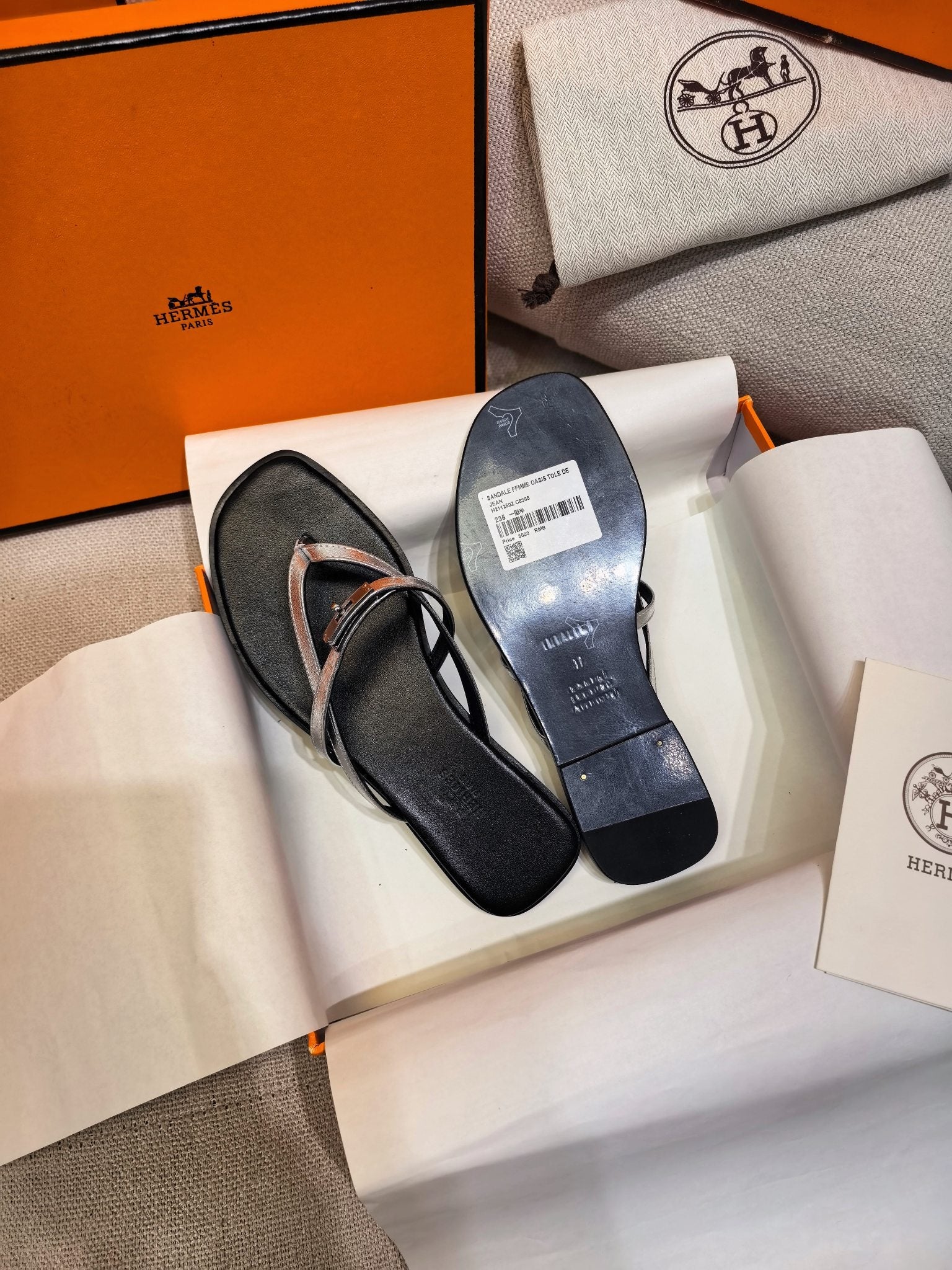 HM 26S KELLY BUCKLE THONG SANDALS IN BLACK CALFSKIN SILVER METALLIC STRAP