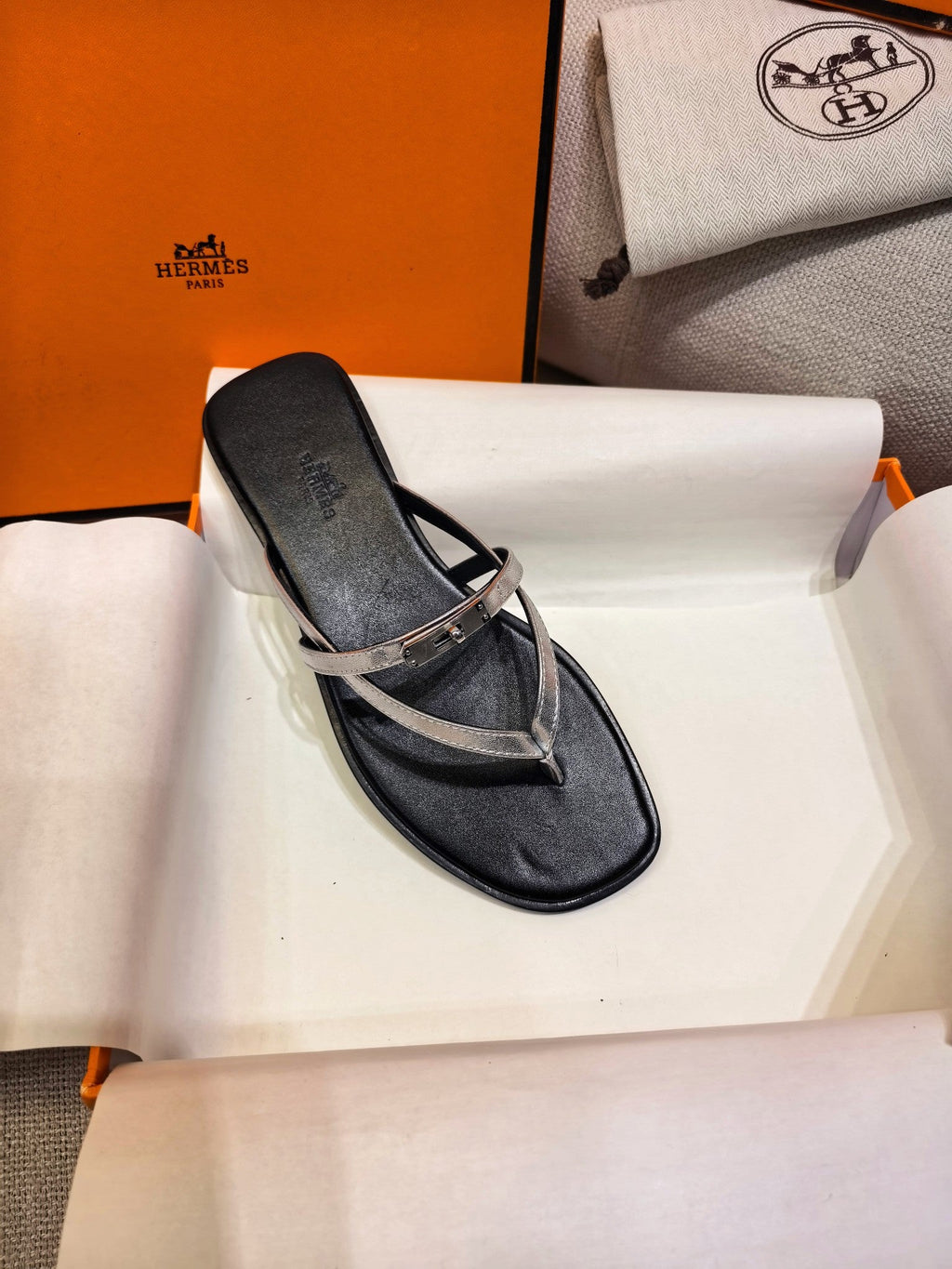 HM 26S KELLY BUCKLE THONG SANDALS IN BLACK CALFSKIN SILVER METALLIC STRAP