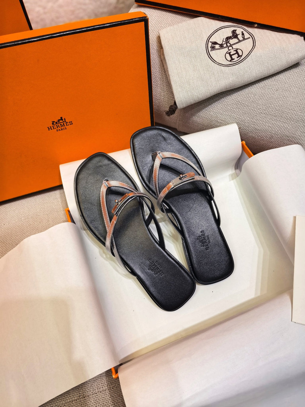 HM 26S KELLY BUCKLE THONG SANDALS IN BLACK CALFSKIN SILVER METALLIC STRAP