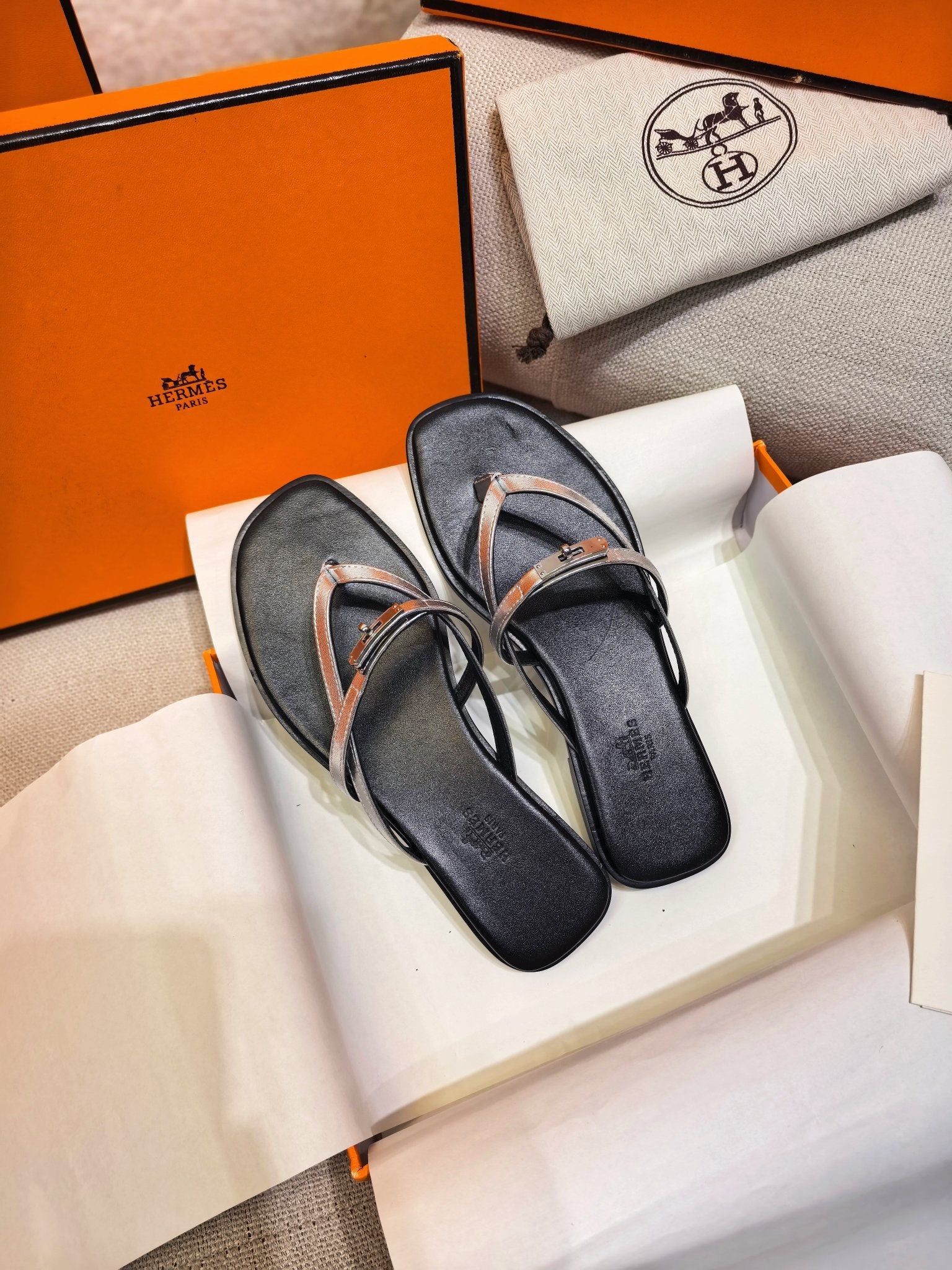 HM 26S KELLY BUCKLE THONG SANDALS IN BLACK CALFSKIN SILVER METALLIC STRAP