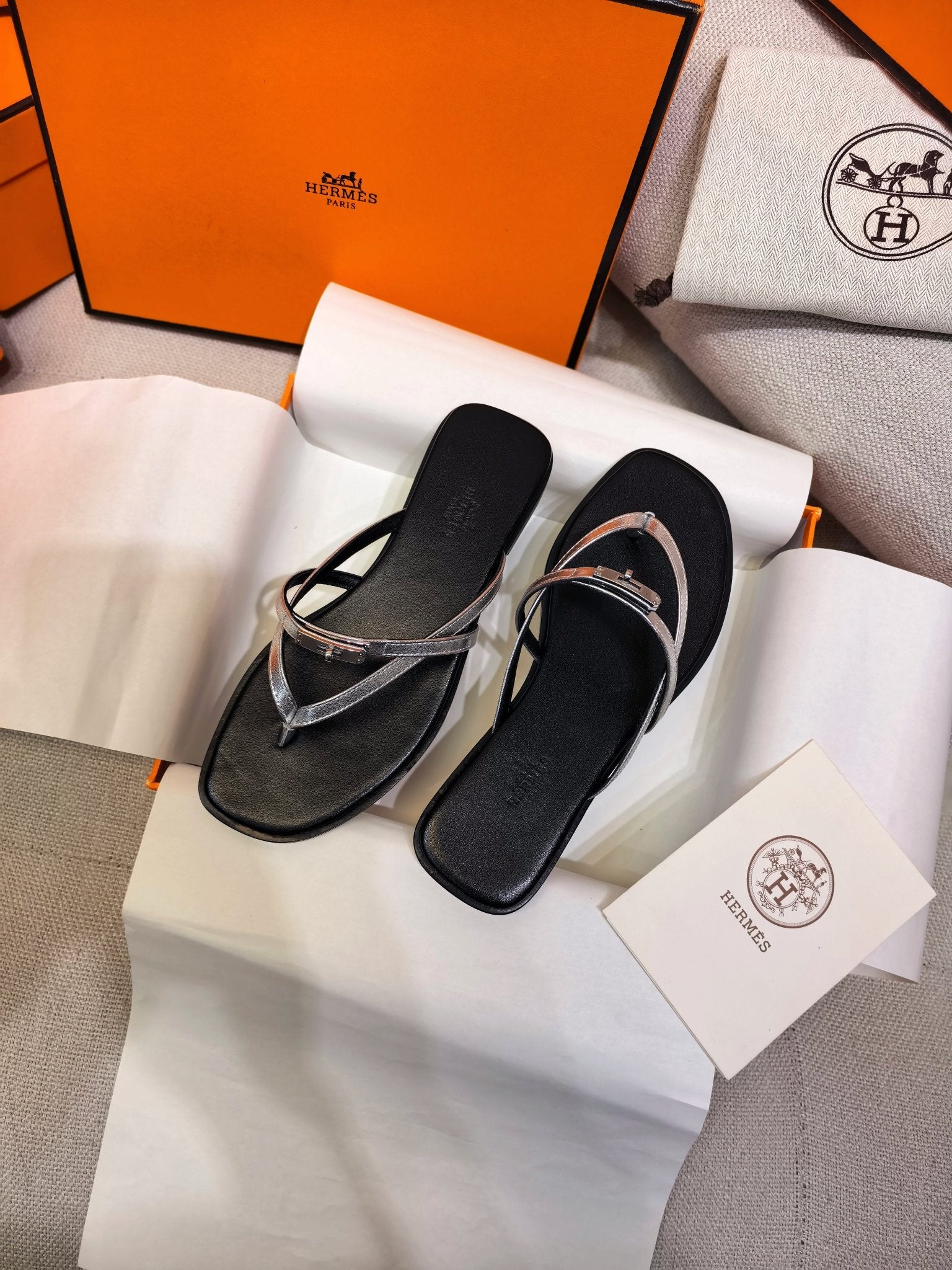HM 26S KELLY BUCKLE THONG SANDALS IN BLACK CALFSKIN SILVER METALLIC STRAP