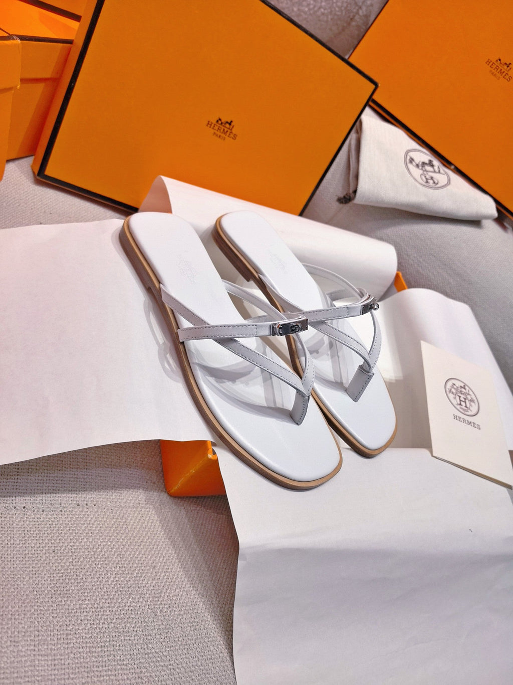 HM 26S KELLY BUCKLE THONG SANDALS IN WHITE CALFSKIN SILVER HARDWARE