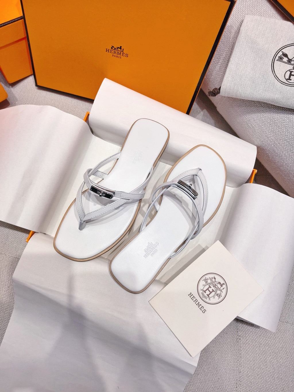 HM 26S KELLY BUCKLE THONG SANDALS IN WHITE CALFSKIN SILVER HARDWARE