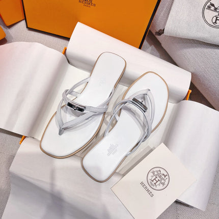 HM 26S KELLY BUCKLE THONG SANDALS IN WHITE CALFSKIN SILVER HARDWARE