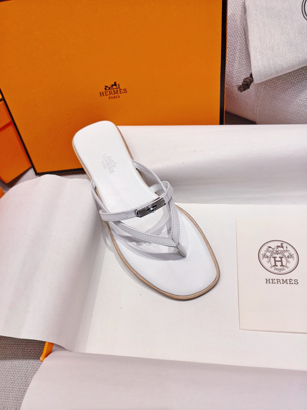 HM 26S KELLY BUCKLE THONG SANDALS IN WHITE CALFSKIN SILVER HARDWARE