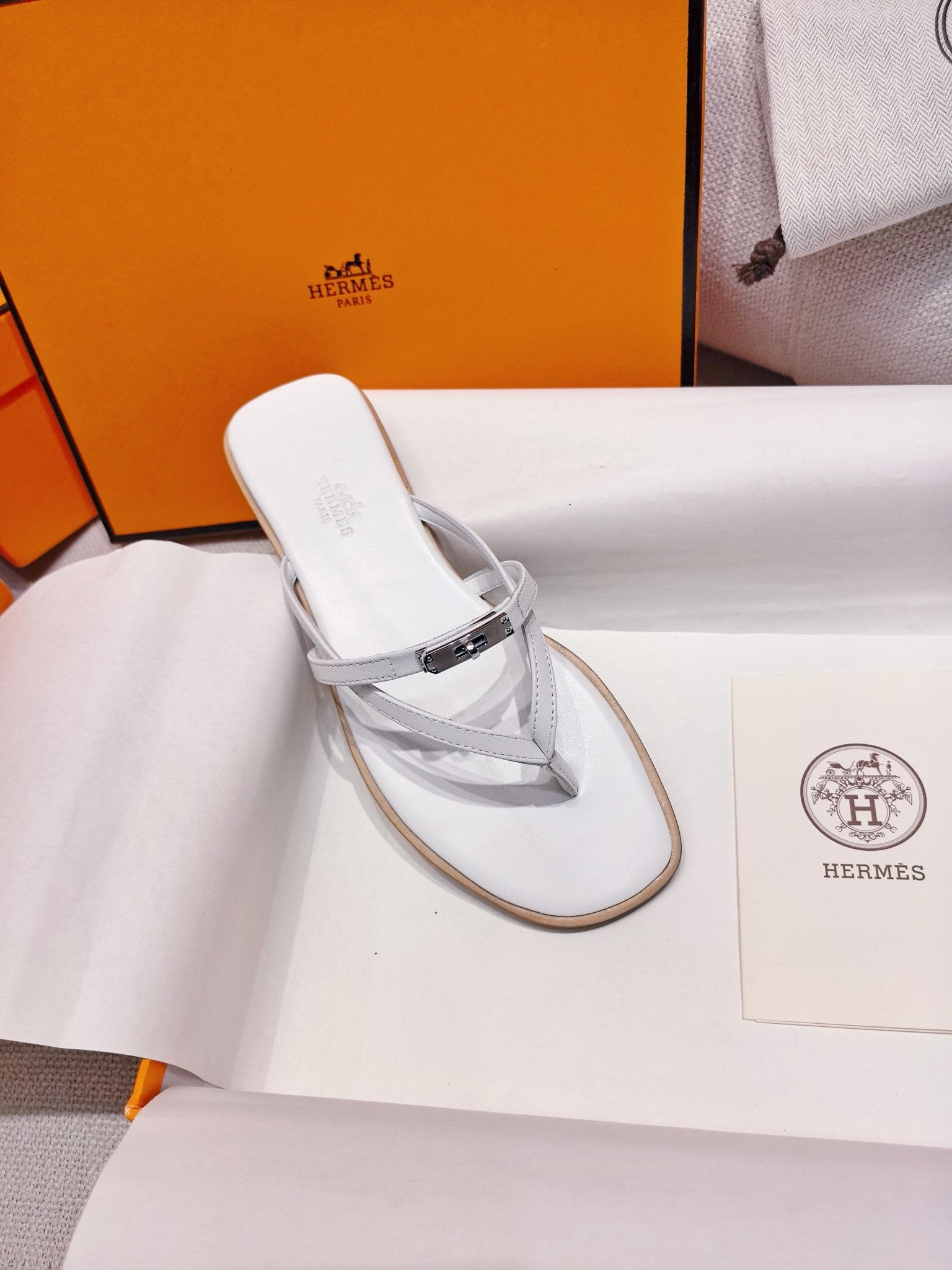 HM 26S KELLY BUCKLE THONG SANDALS IN WHITE CALFSKIN SILVER HARDWARE