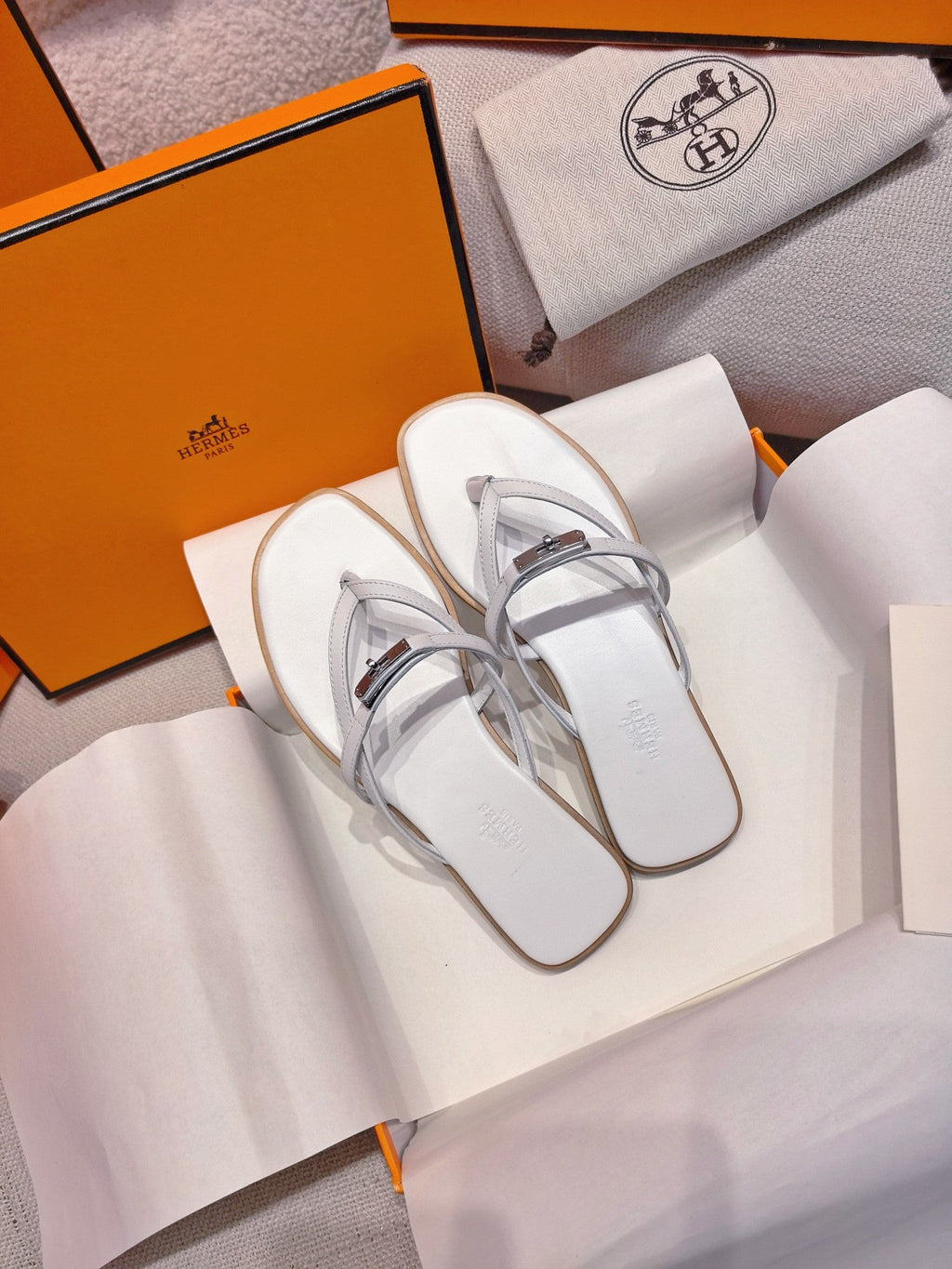 HM 26S KELLY BUCKLE THONG SANDALS IN WHITE CALFSKIN SILVER HARDWARE