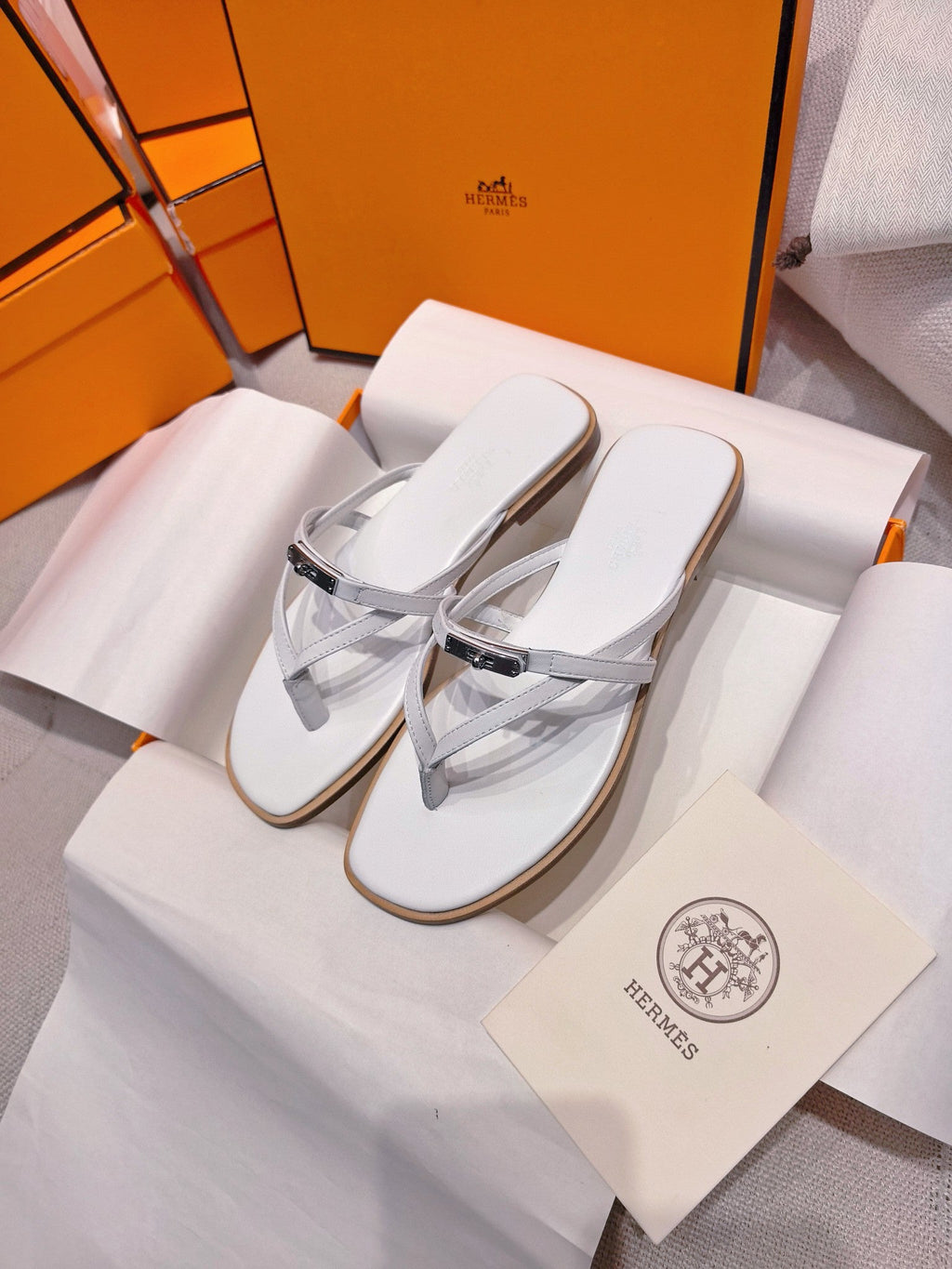 HM 26S KELLY BUCKLE THONG SANDALS IN WHITE CALFSKIN SILVER HARDWARE