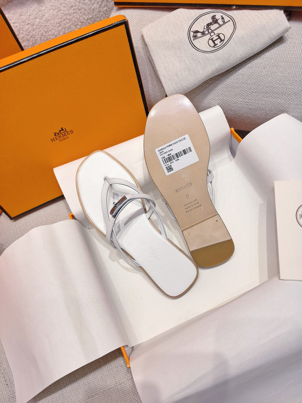 HM 26S KELLY BUCKLE THONG SANDALS IN WHITE CALFSKIN SILVER HARDWARE